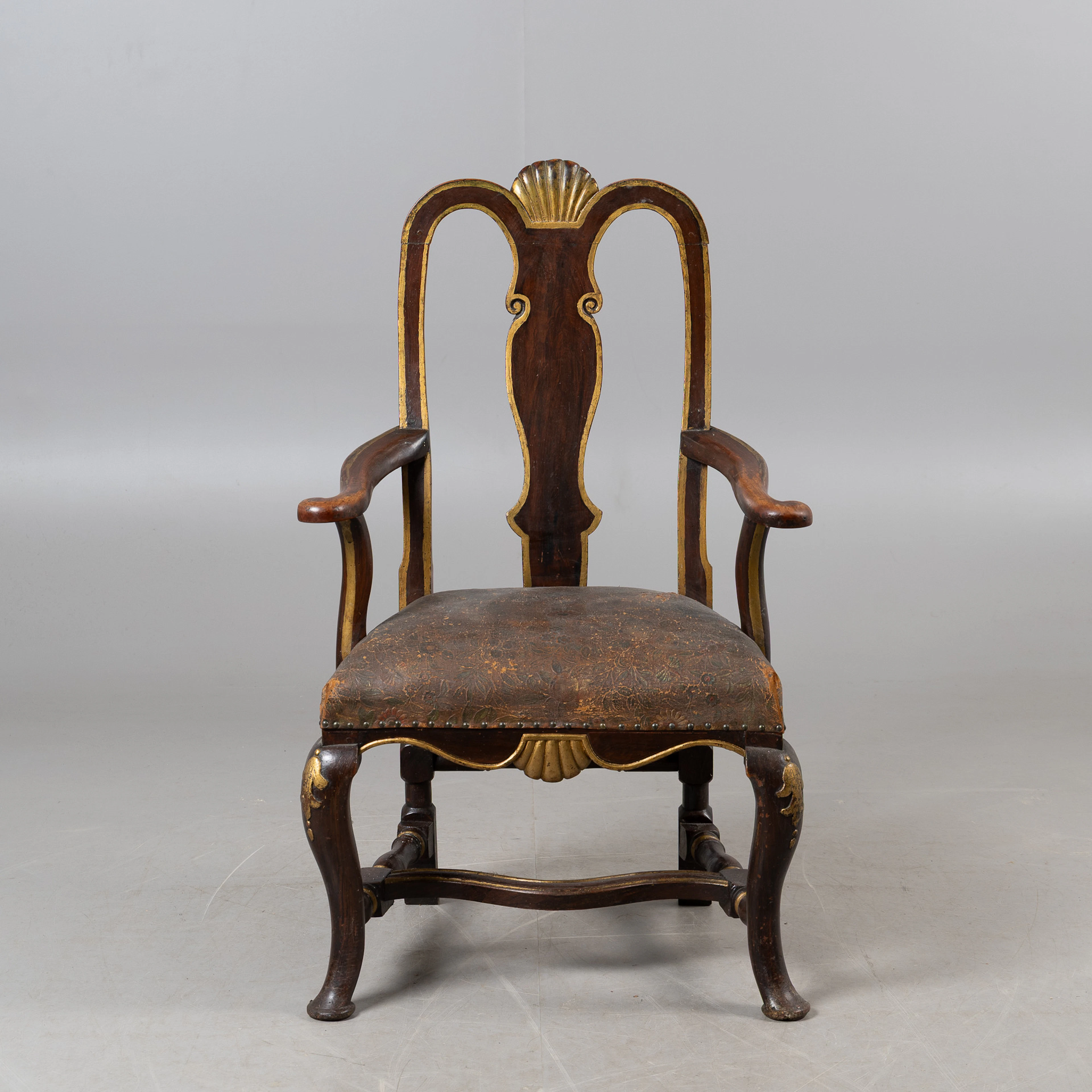 KARMSTOL, bemålat trä med sits i gyllenläder, barockstil, 1800-tal.