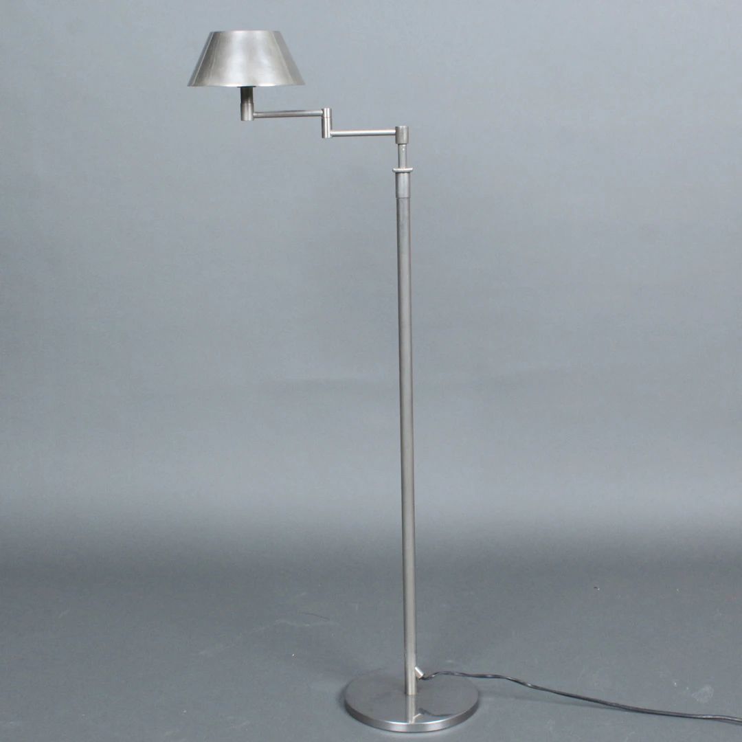 FLORIAN SCHULZ. Schwenkbare Stehlampe/Leselampe der 1970er.