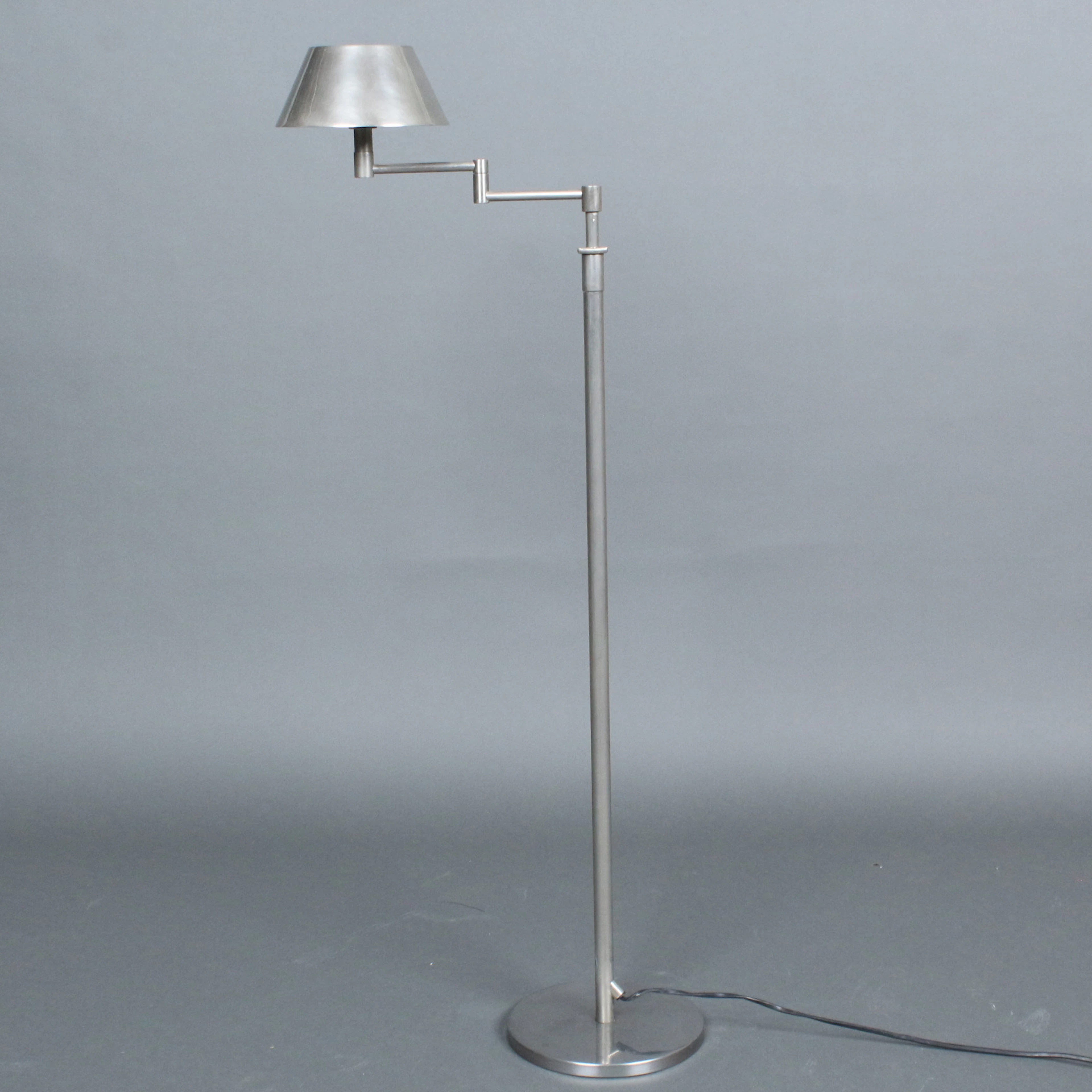 FLORIAN SCHULZ. Schwenkbare Stehlampe/Leselampe der 1970er.