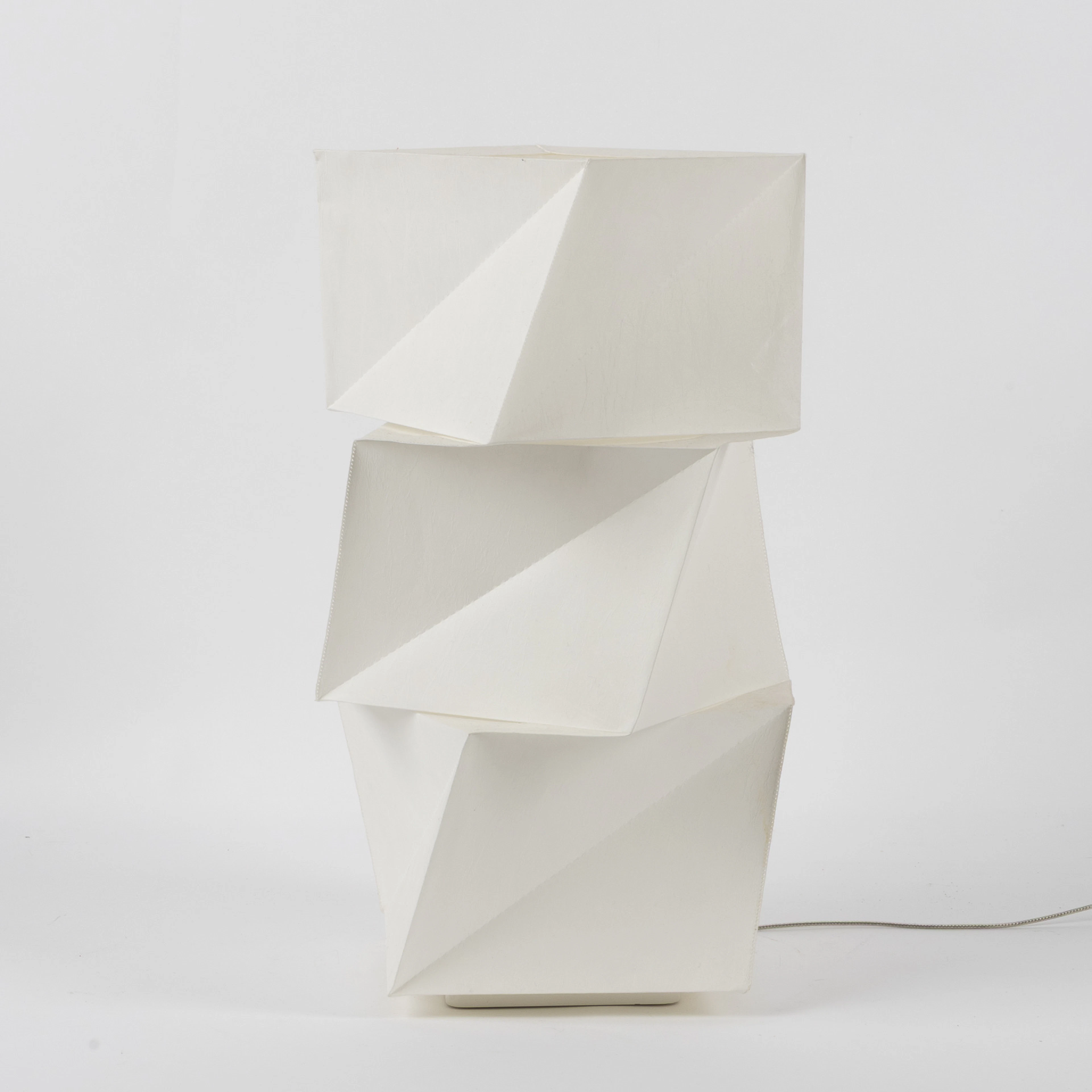ISSEY MIYAKE. bordslampa, pliserat rispapper och metall, "IN-EI" för Artemide.