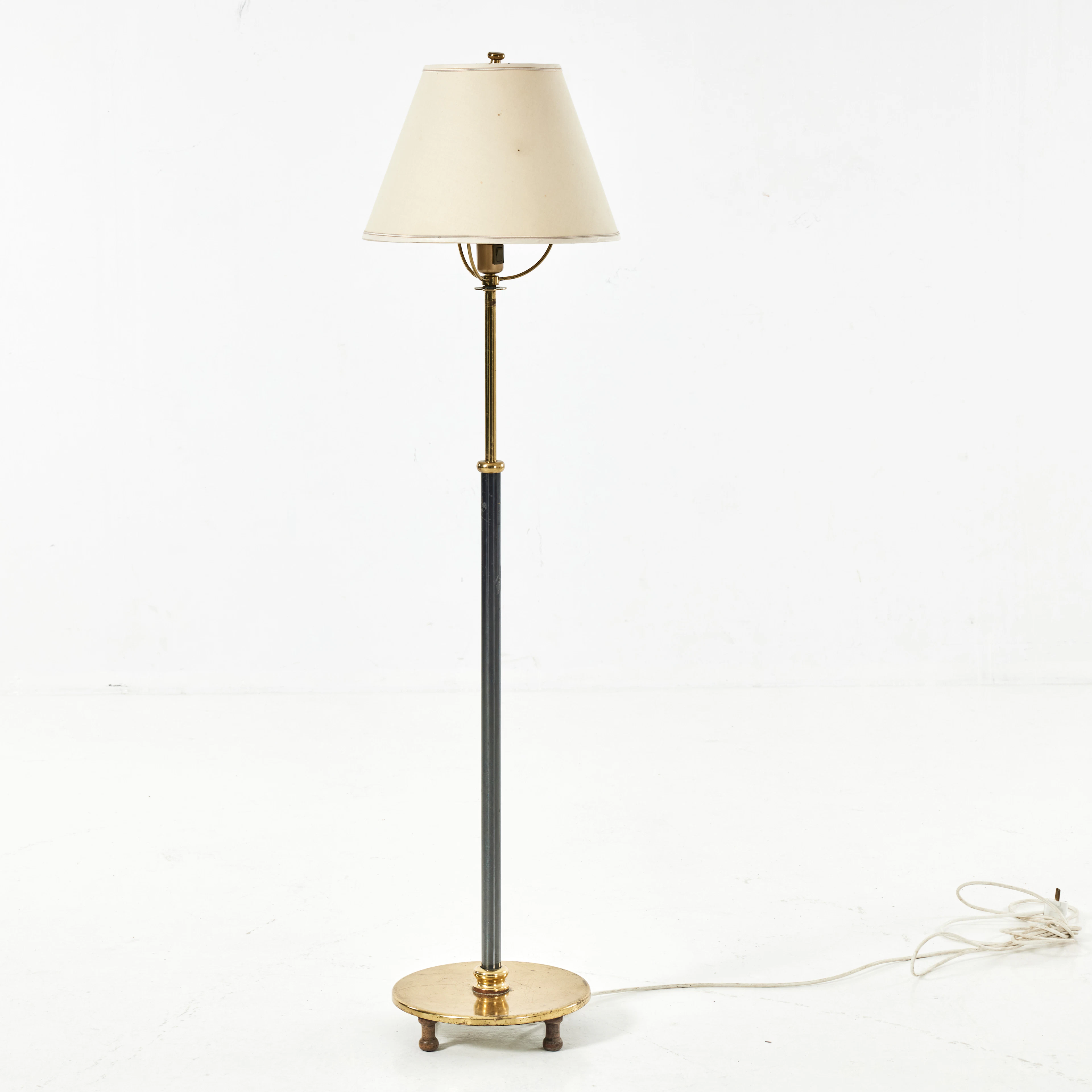 JOSEF FRANK. Golvlampa, modellnummer 2564. Firma Svenskt Tenn.