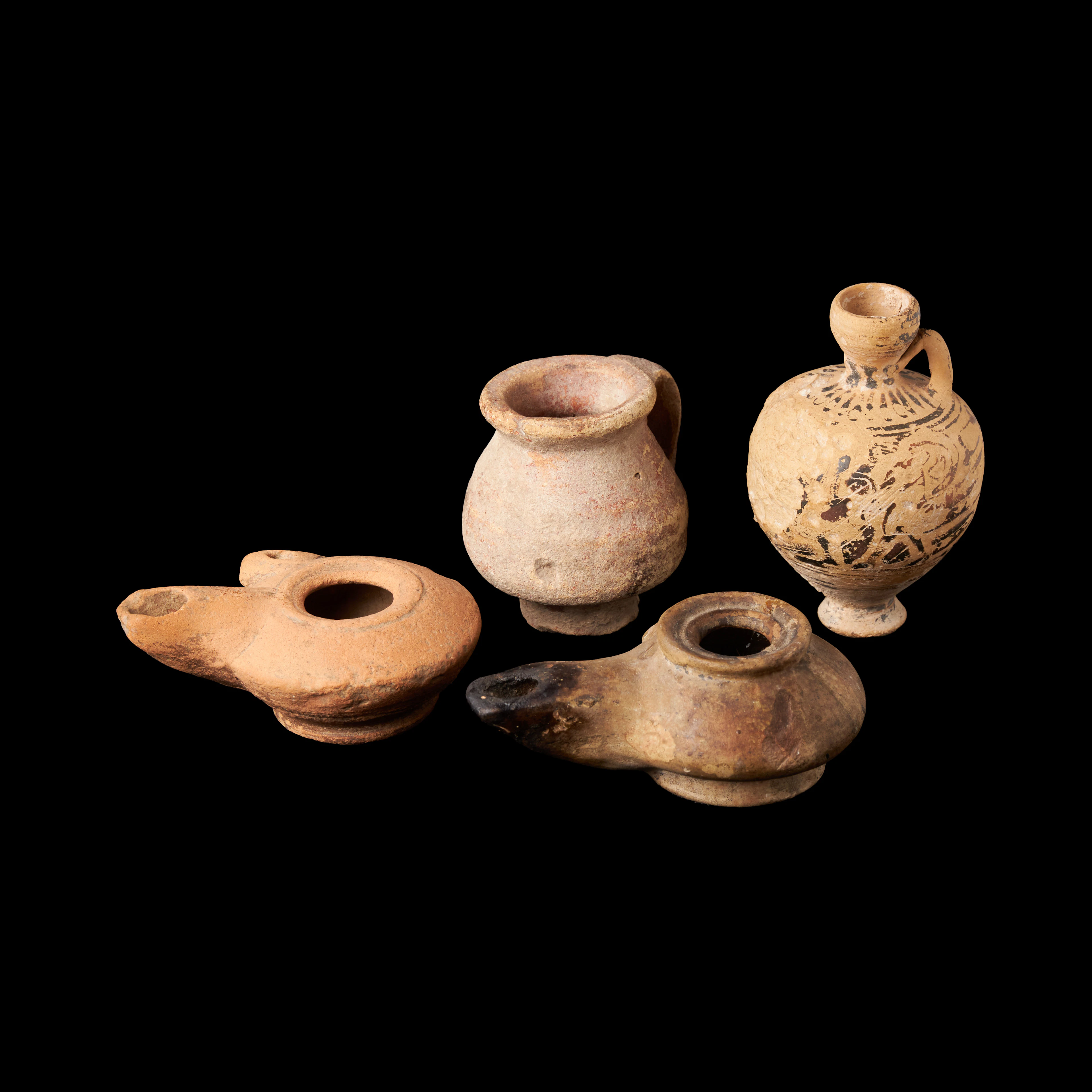 ARYBALLOS, OLJELAMPOR samt KANNA, 4 st, Korint ca 500-tal f Kr, hellenistiska