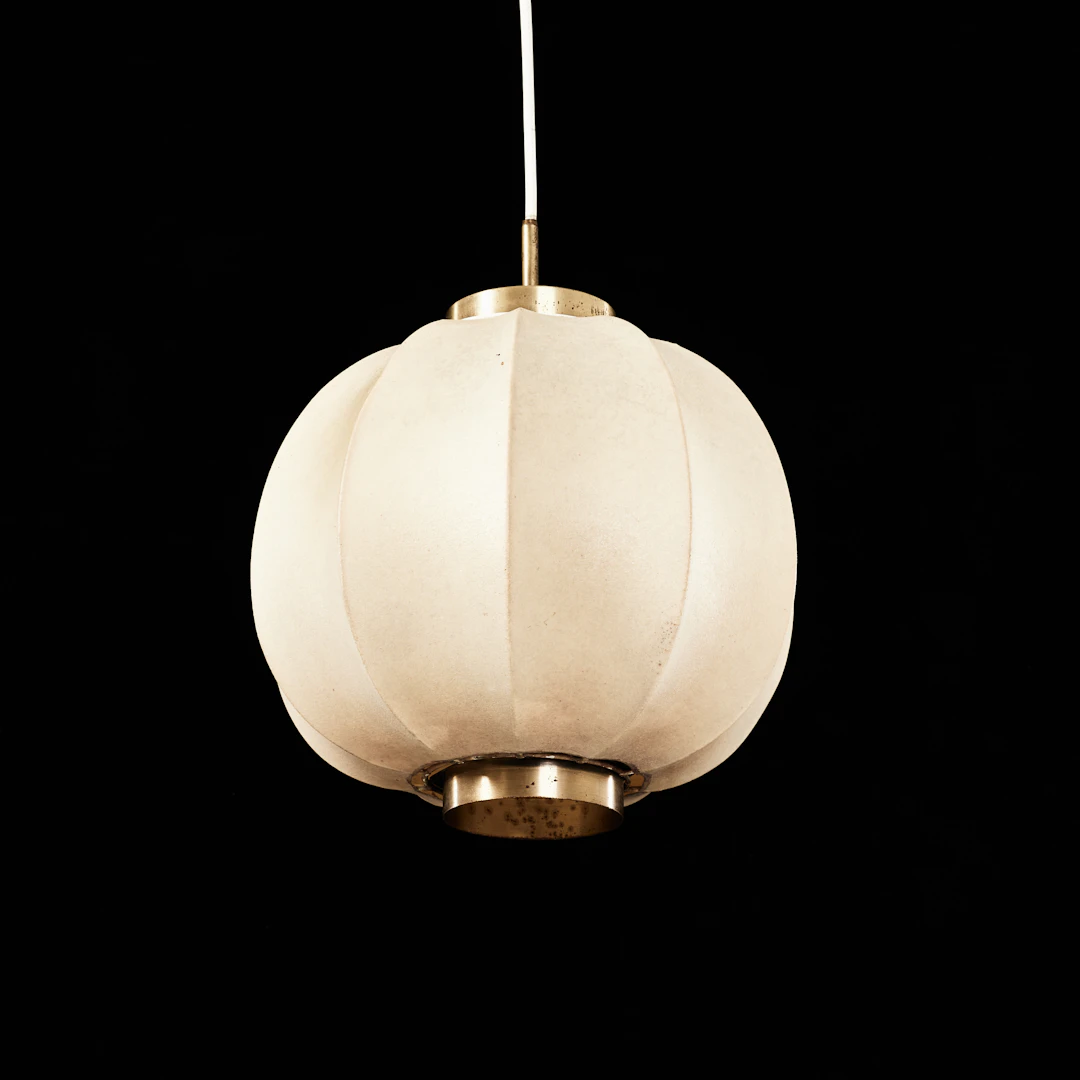 JOSEF FRANK. Taklampa, modell 2538, skärm i sprutplast, detaljer i