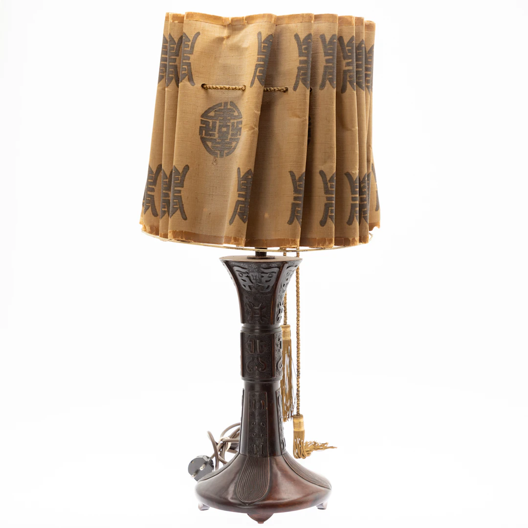 Tischlampe mit Holzschaft in Form eines chinesischen archaischen Gu, 20. Jh.