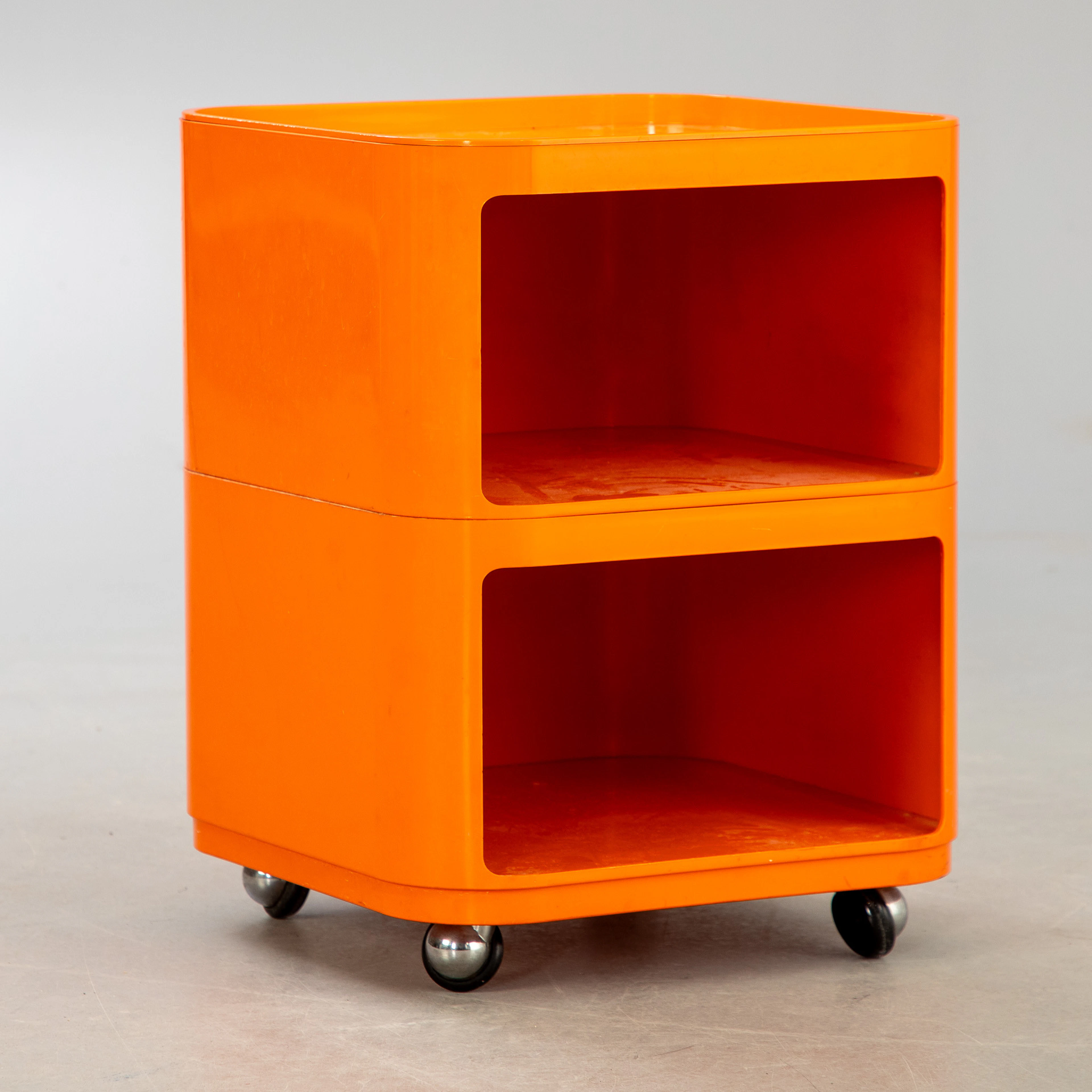 Anna Castelli-Ferrieri, Kartell, Container auf Rollen 'Componibili' in orange.