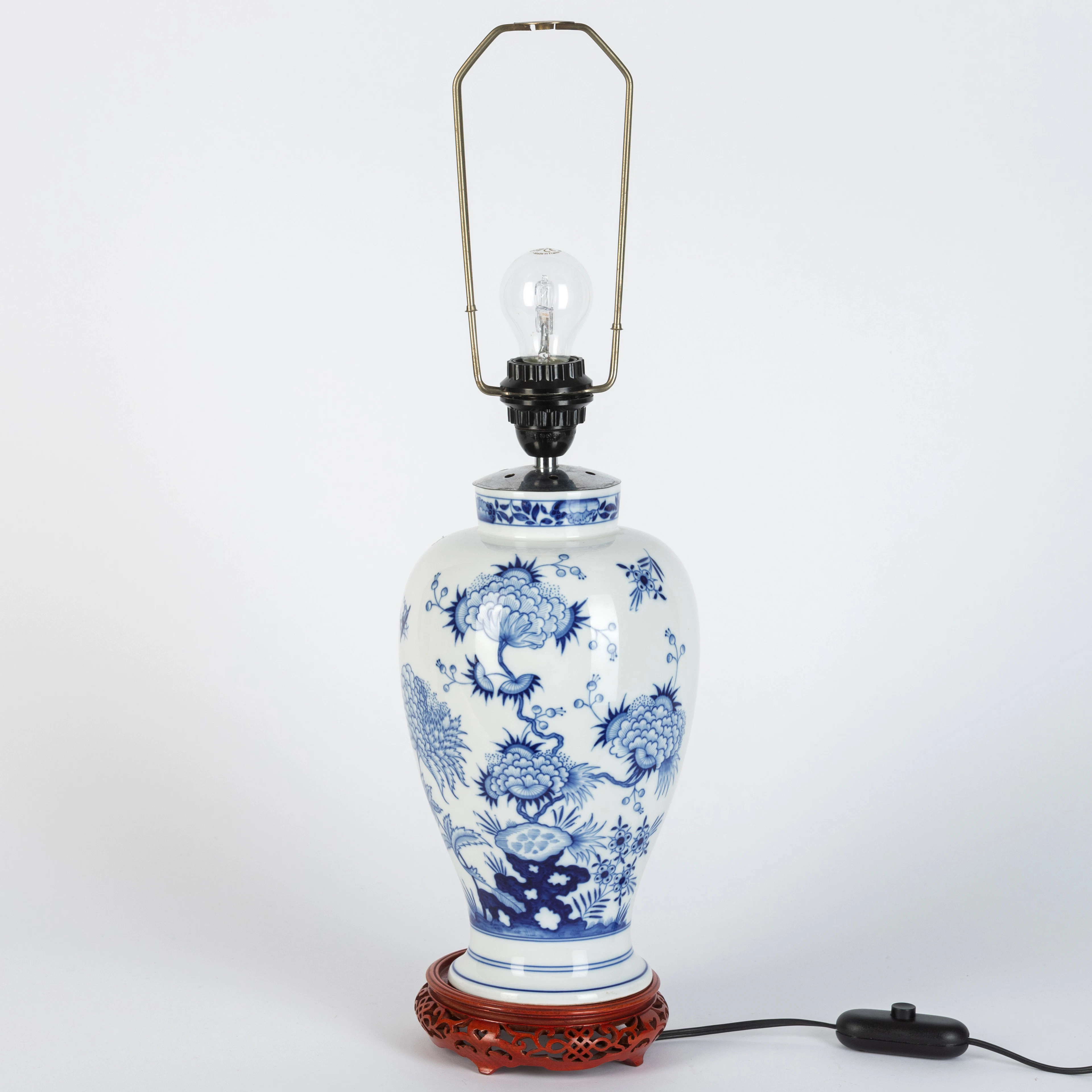 MEISSEN. Tischlampe mit unterglasurblauer Bemalung und geschnitzten