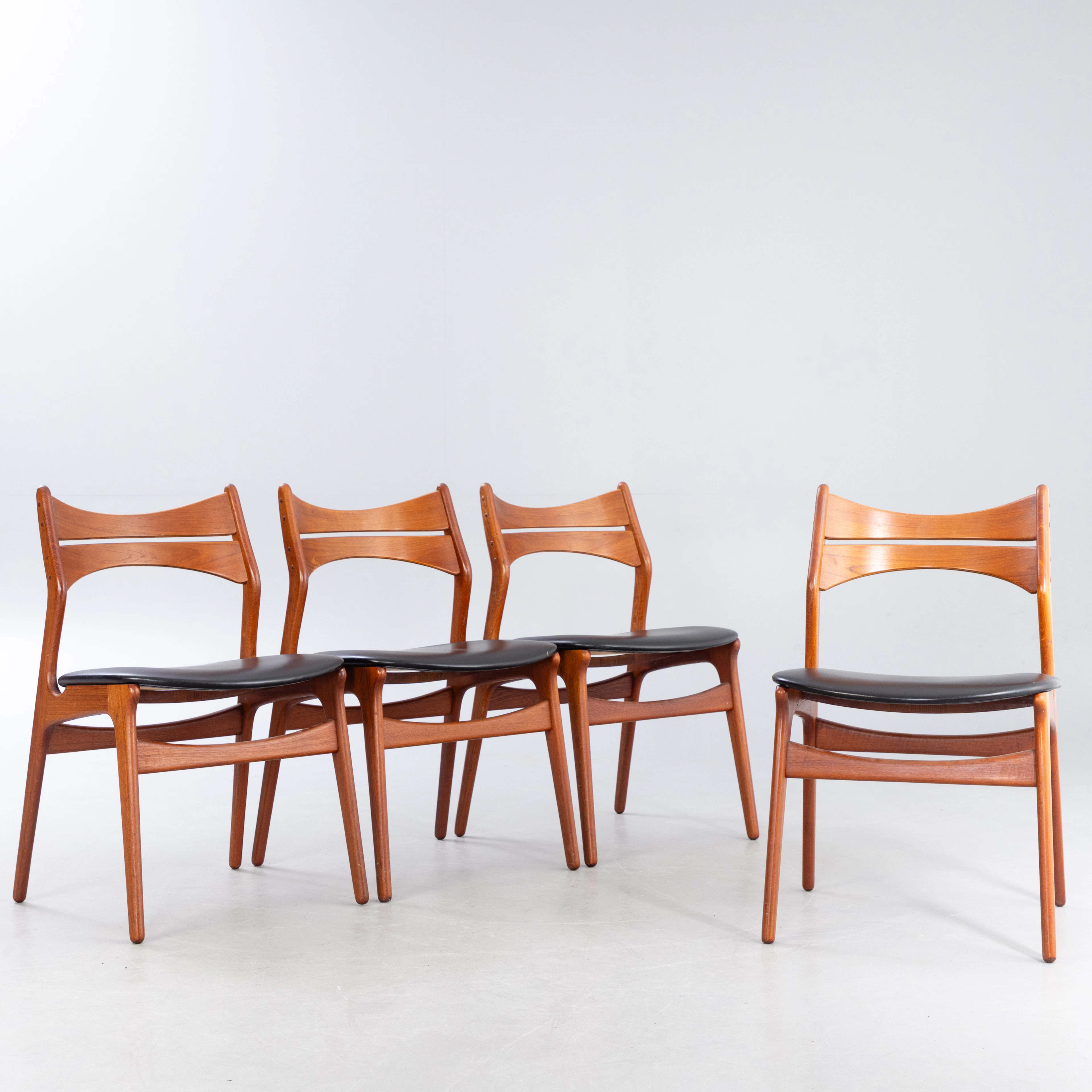 ERIK BUCH. Chr. Christiansens Møbelfabrik, 4 Stühe, Dänemark, 1960er Jahre (4).