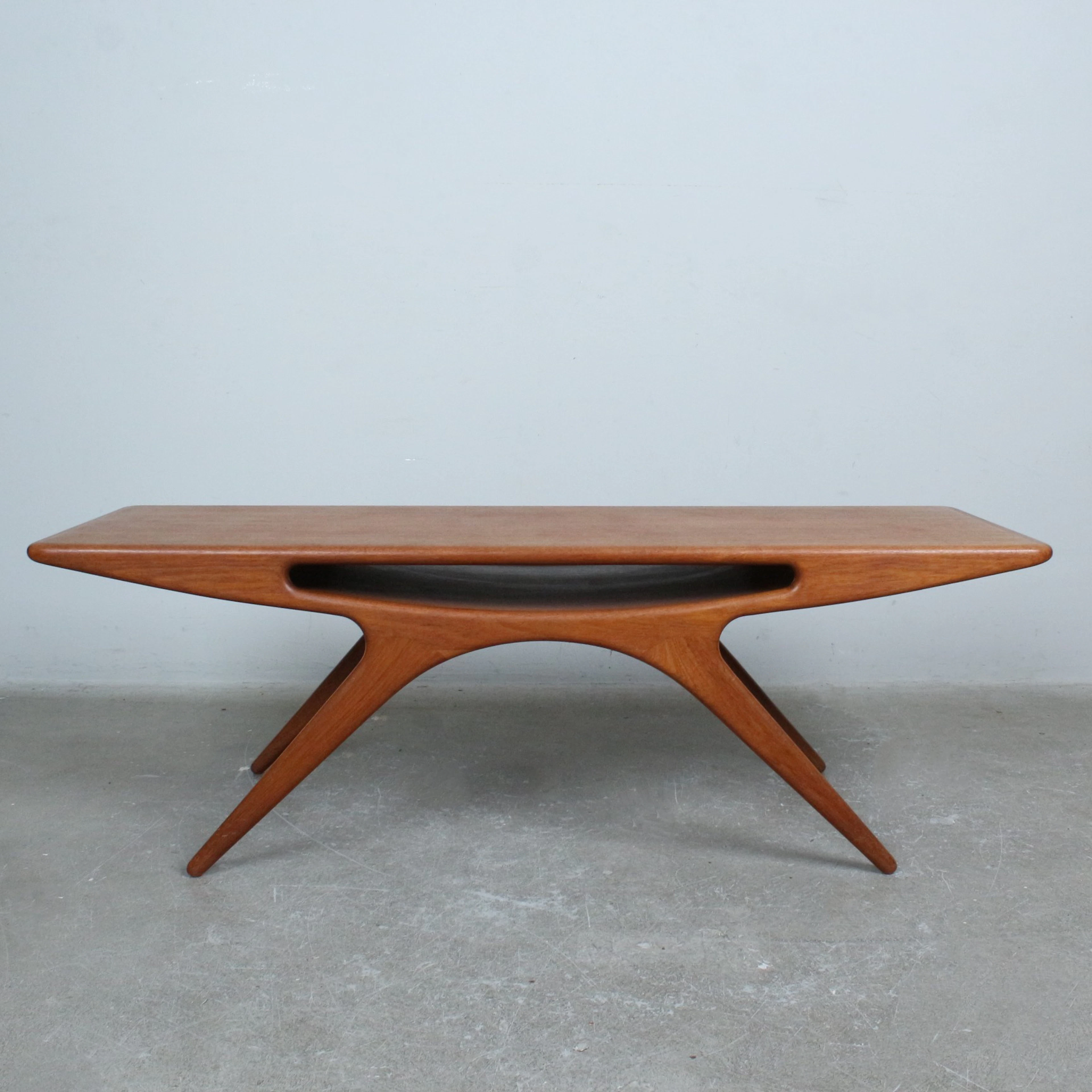 JOHANNES ANDERSEN. CFC Silkeborg, Couchtisch, Modell '' Smilet ''
