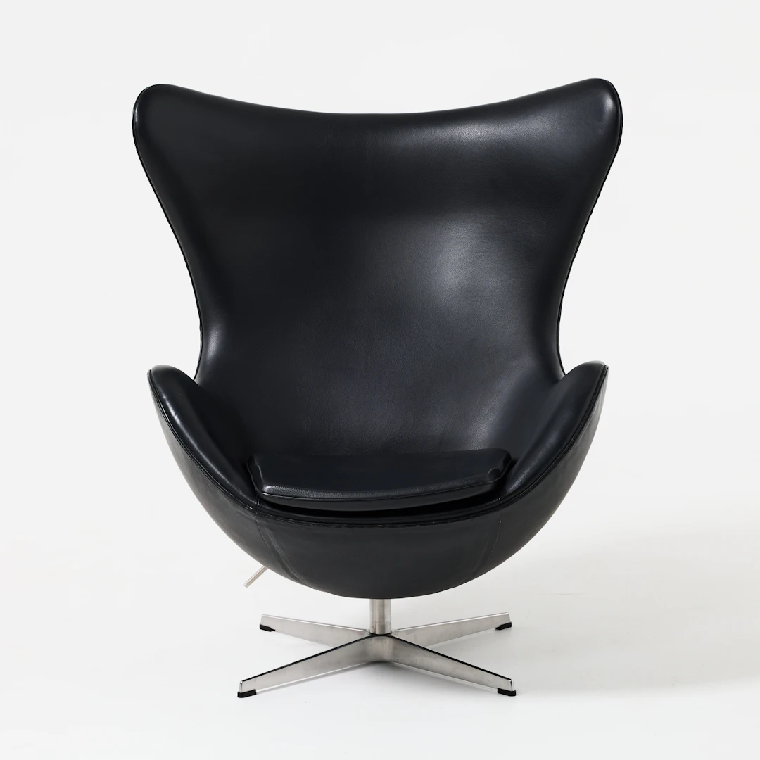 ARNE JACOBSEN. "Ägget", fåtölj, Fritz Hansen, Danmark 2002, fyrdelad