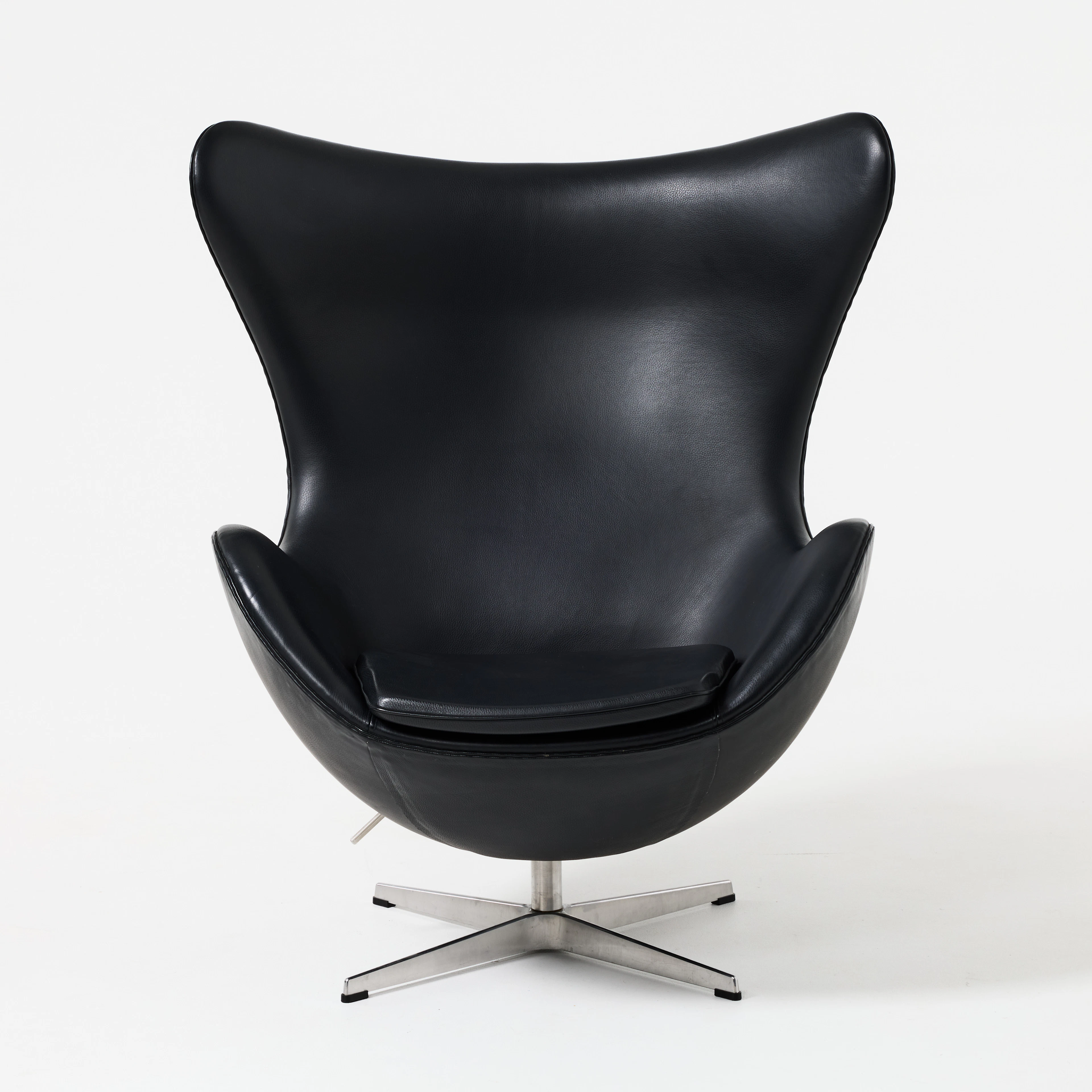 ARNE JACOBSEN. "Ägget", fåtölj, Fritz Hansen, Danmark 2002, fyrdelad