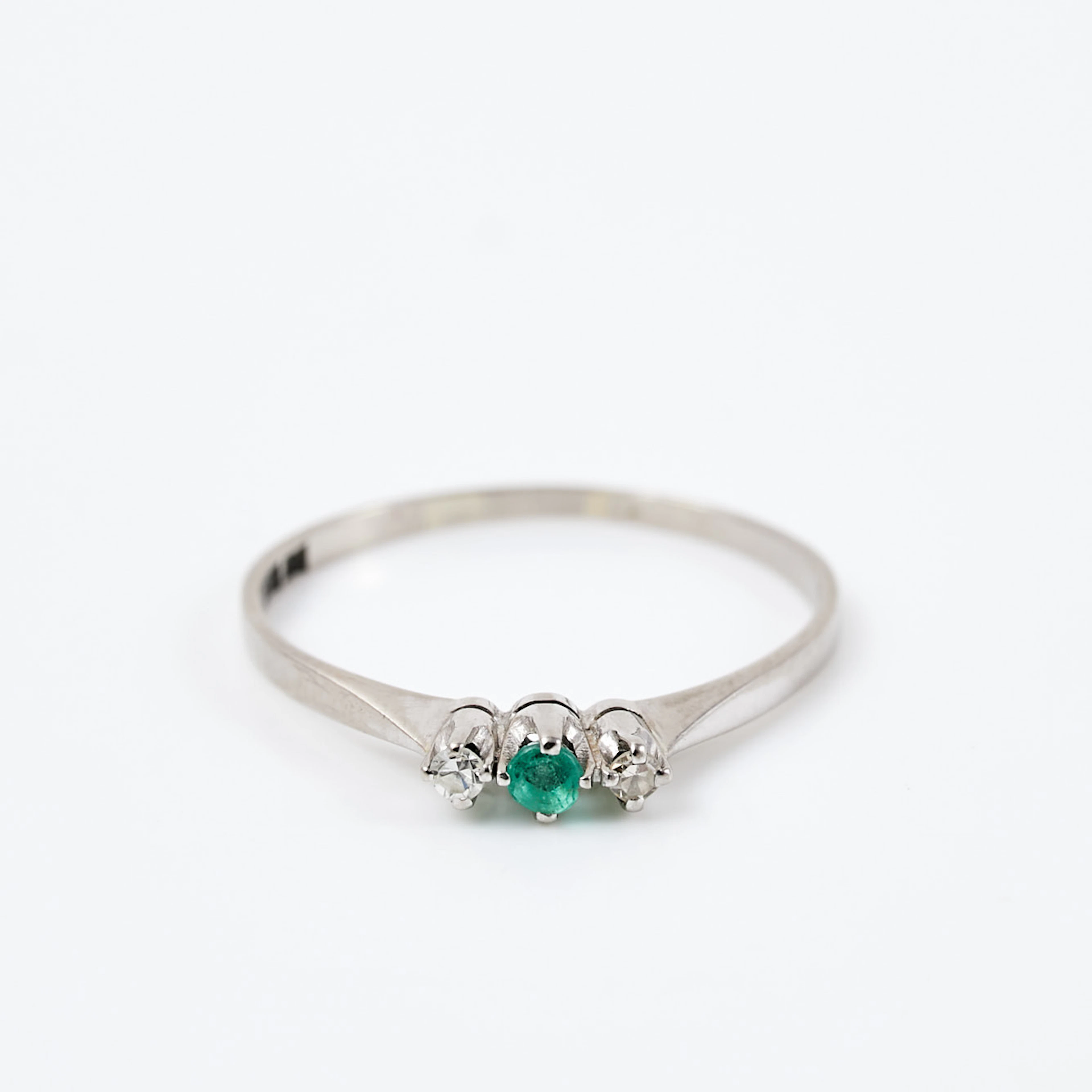 RING, 18 k vitguld, 1 fasettslipad smaragd, flankerad av 2 åttkantslipade