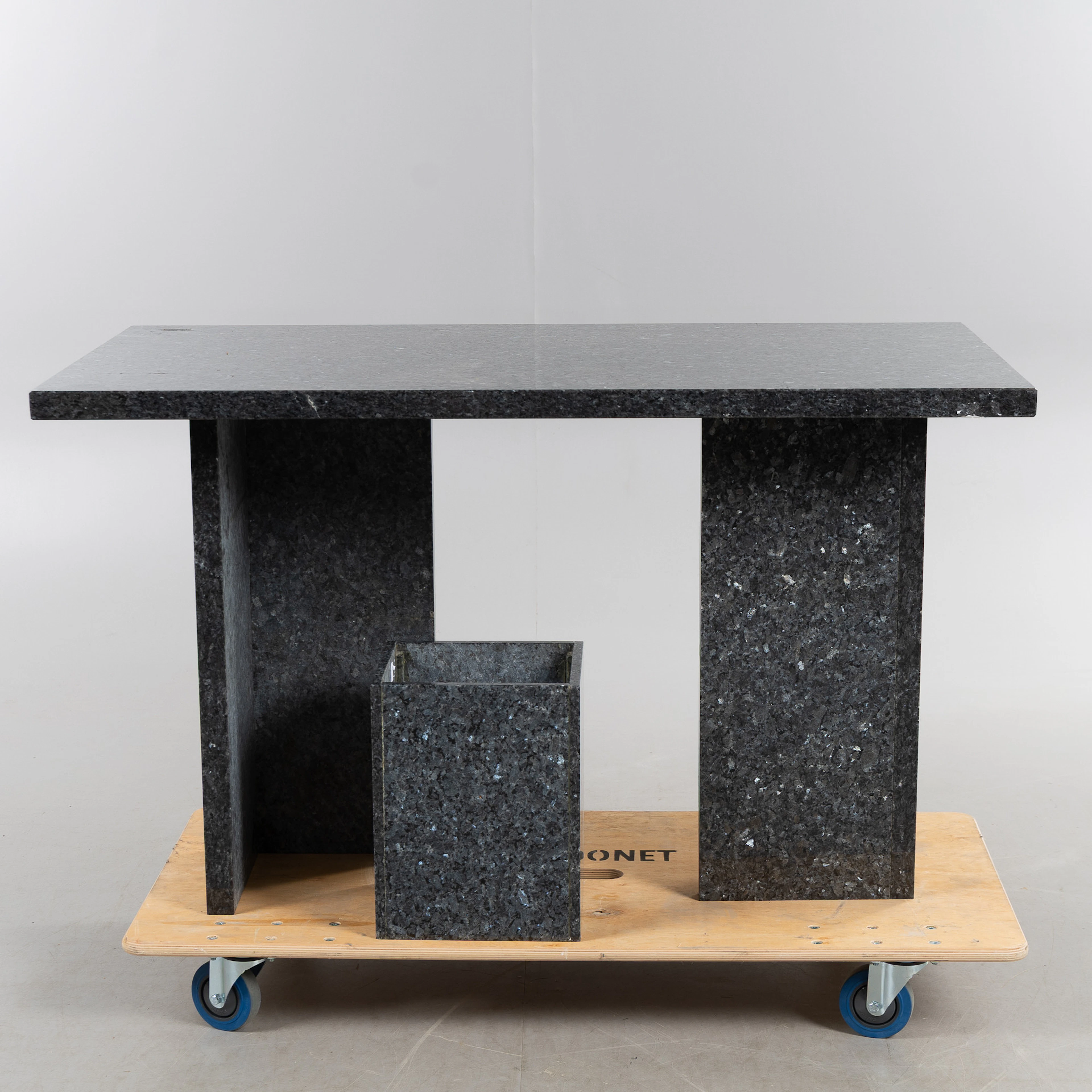 SKRIVBORD, delbart med papperskorg, granit, 1900-talets andra hälft.