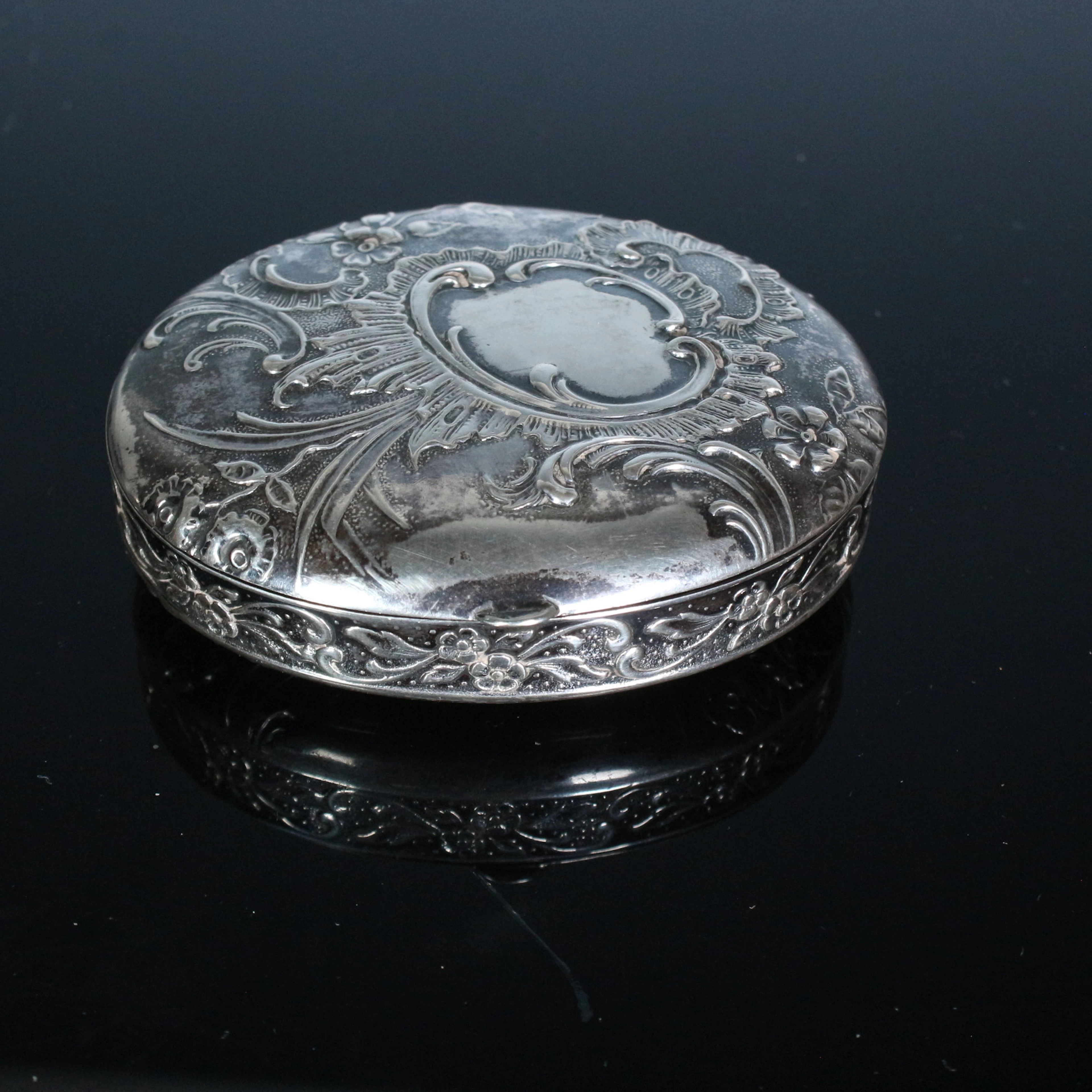 Jugendstil Puderdose/Pillendose mit floralen Motiv, 800er, um 1810.