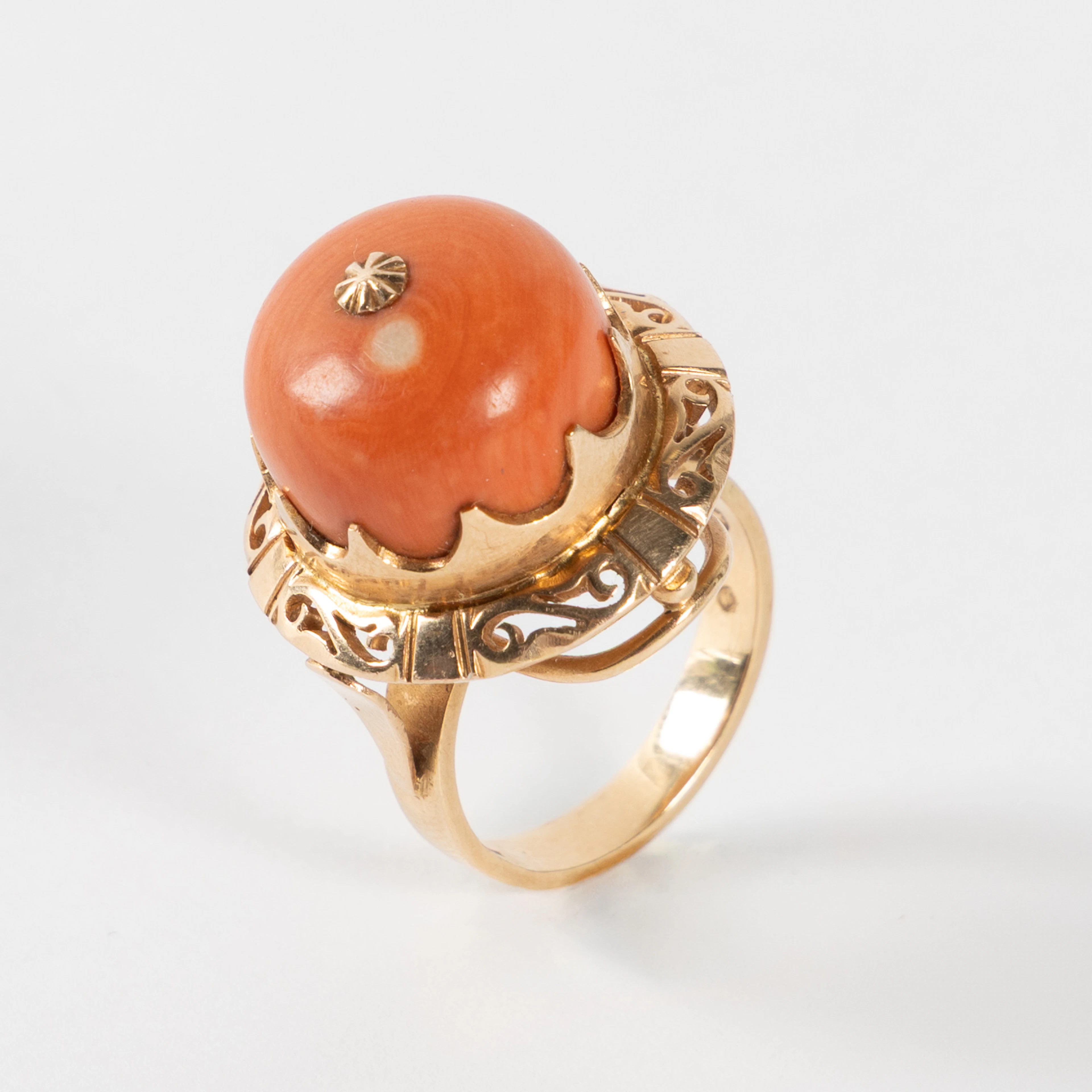RING, 14K guld med cabochonslipad korall, Polen.