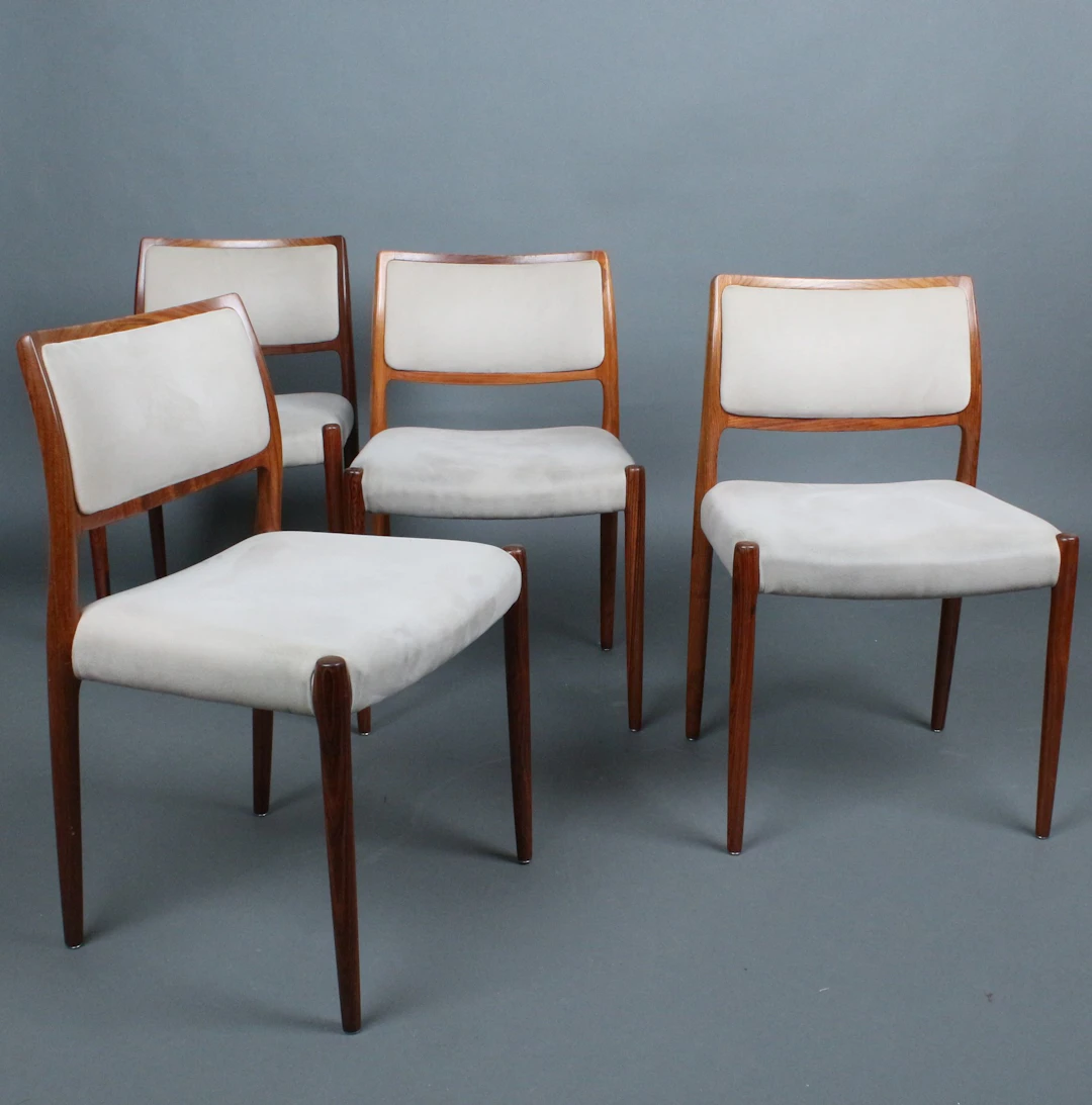 IELS OTTO MØLLER. J.L. Møllers, Vier Stühle / Esszimmerstühle, Modell
