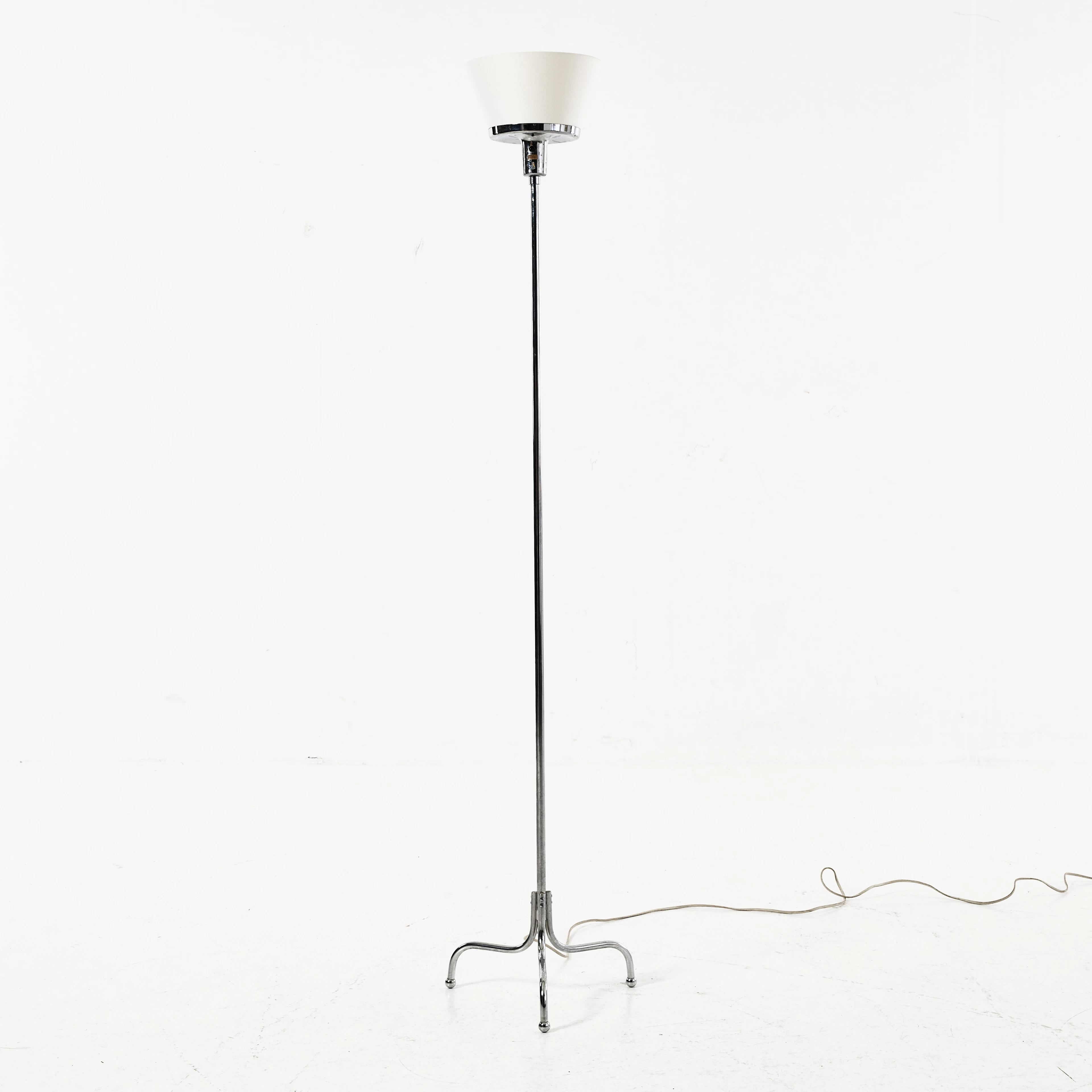 Golvlampa, Firma Svenskt Tenn, kromad, modell 2424, formgivningsår 1939.