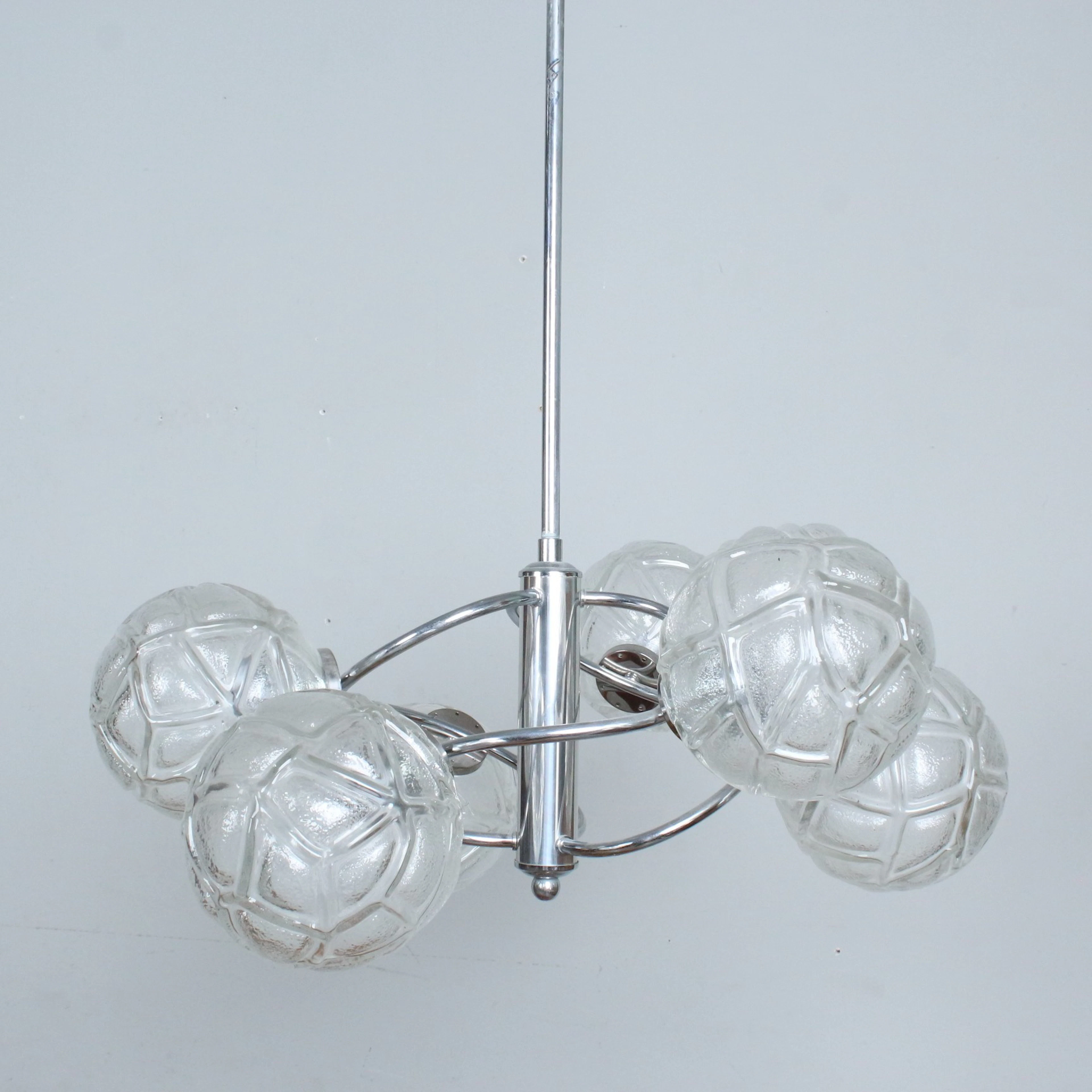 RICHARD ESSIG. '' Atomic/Sputnik '' Deckenlampe, Glas, Aluminium, 1970er.