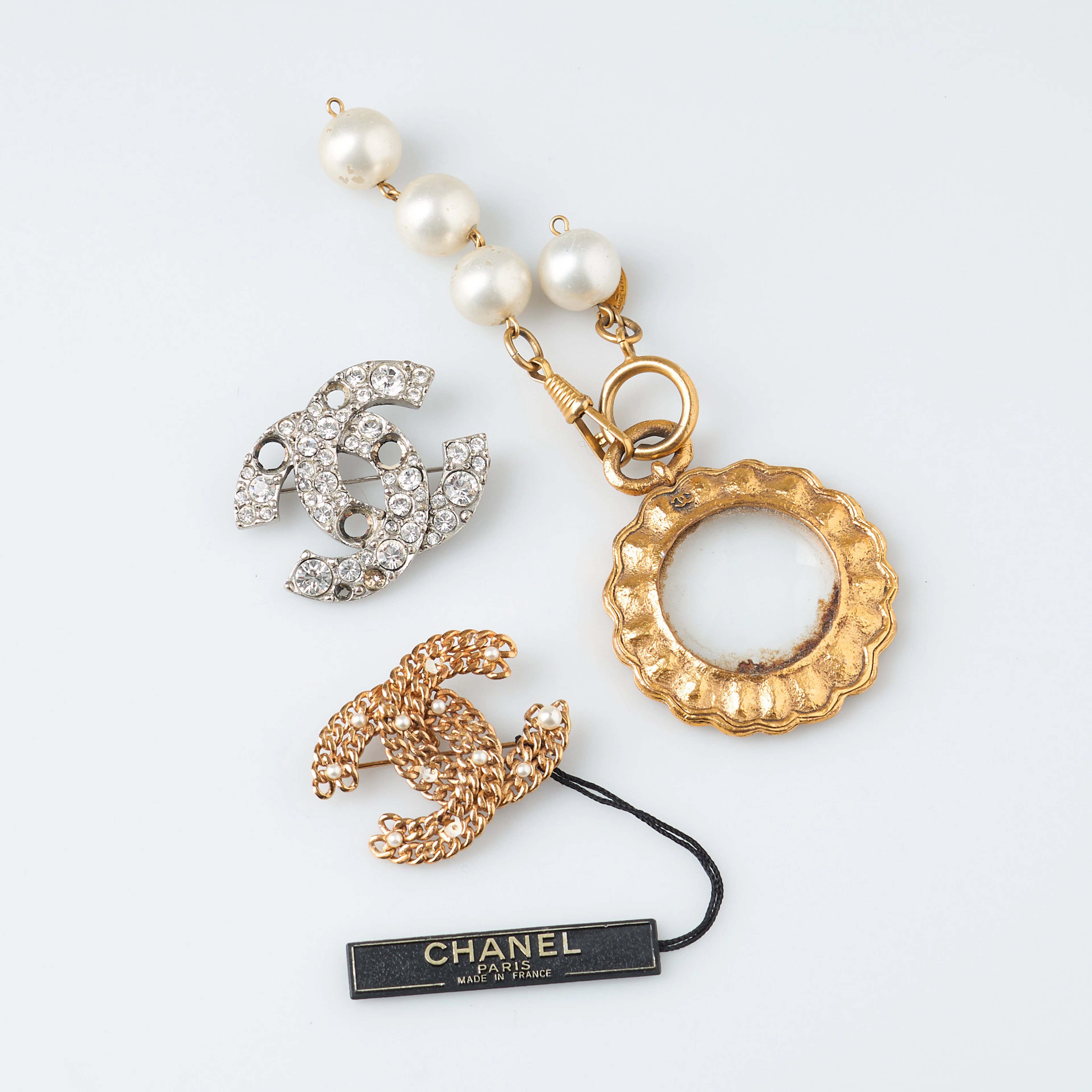 CHANEL, broscher 2 st samt förstoringsglas.