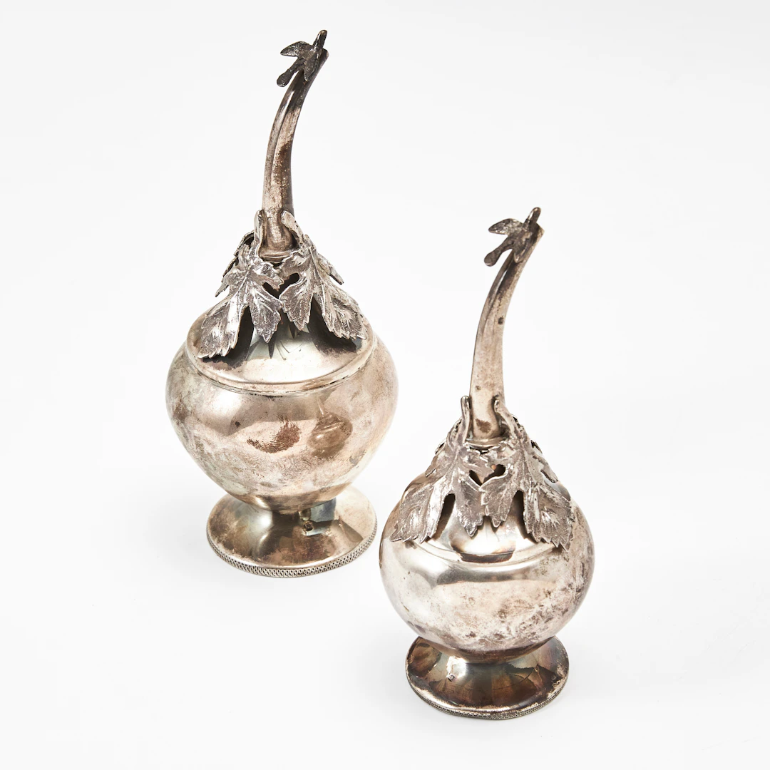 ROSVATTENBEHÅLLARE, 2 st, silver, Egypten, 1900-talets senare del.