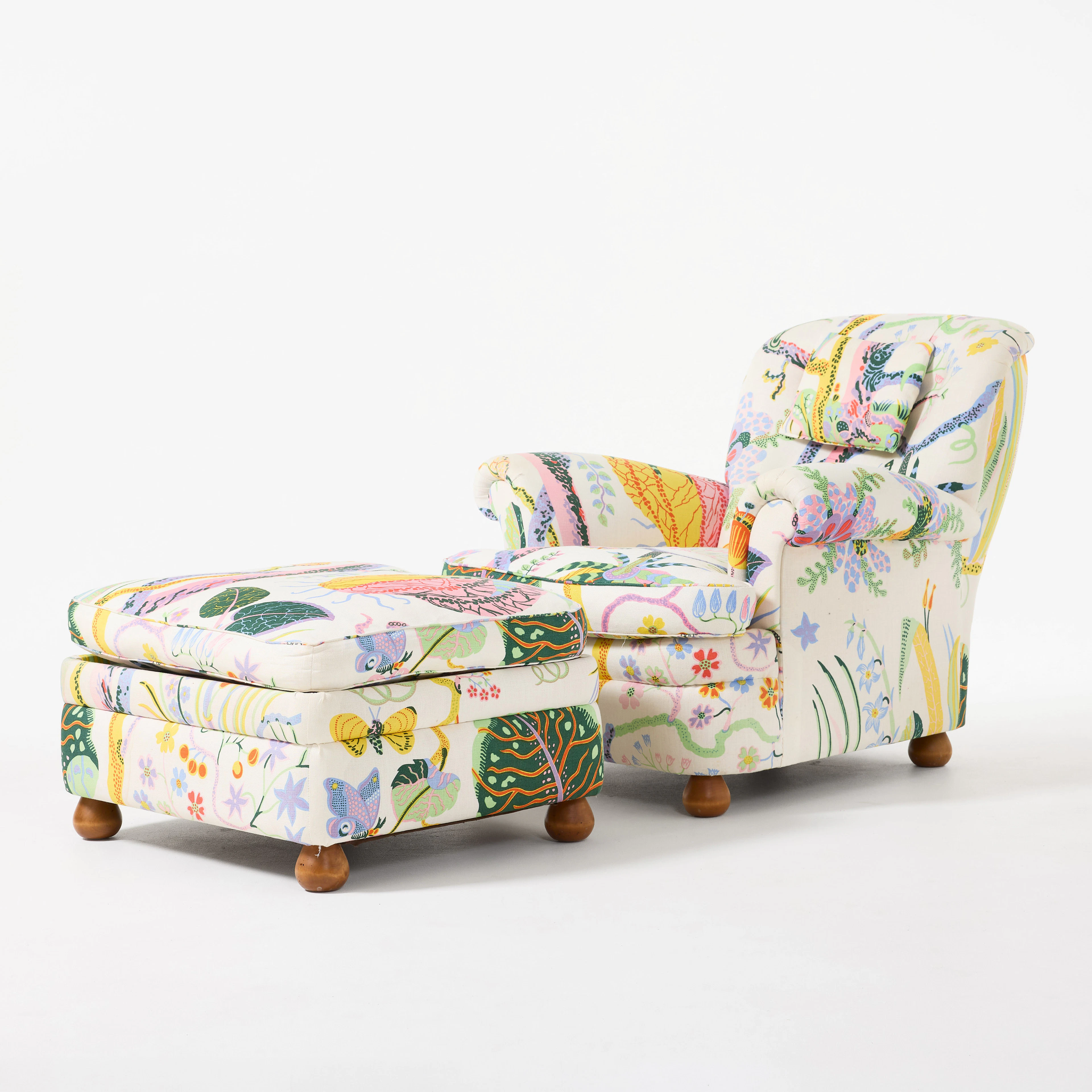 JOSEF FRANK. Fåtölj, med fotpall, Firma Svenskt Tenn, modellnummer