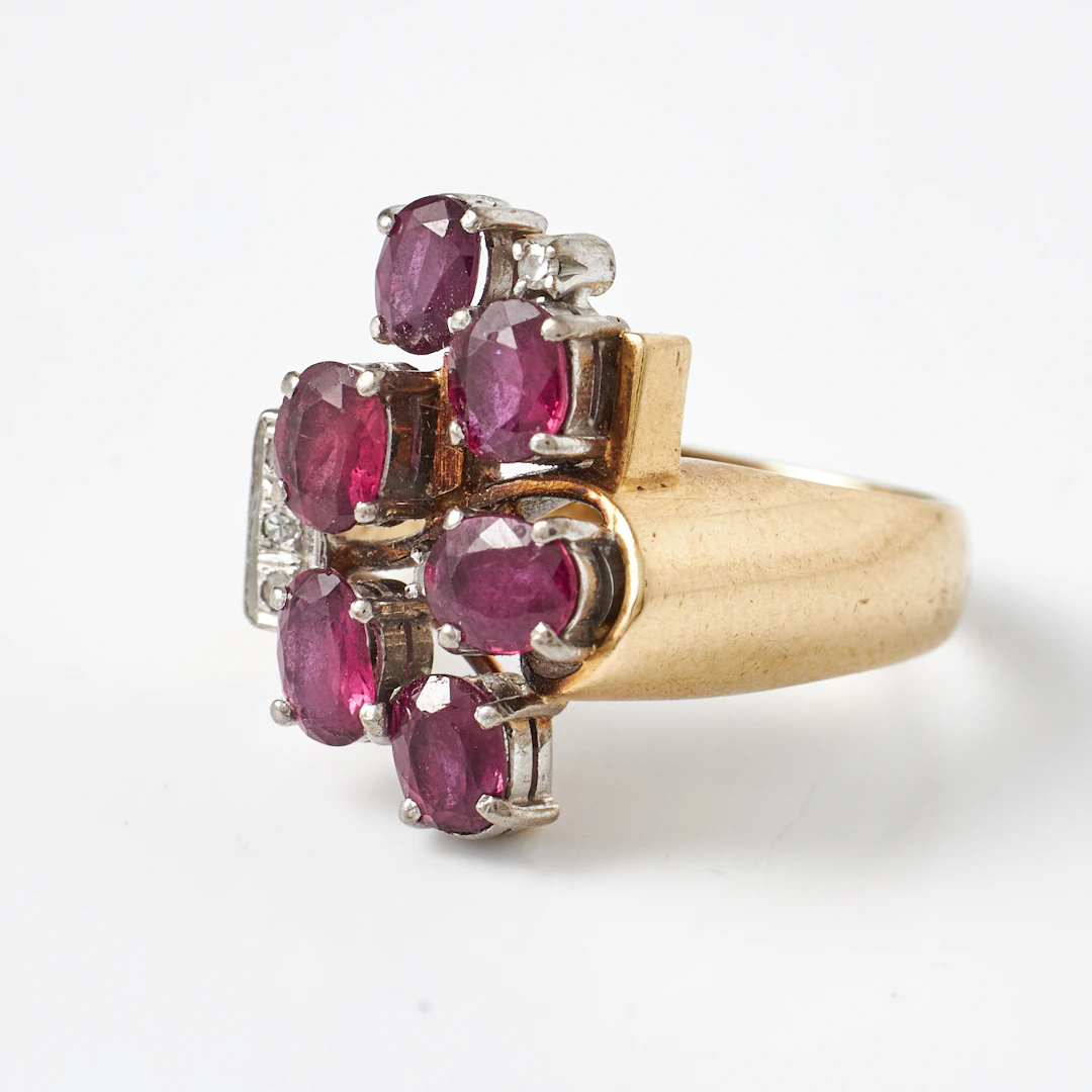 RING, 14 k guld, 6 ovala fasettslipade rubiner samt sidodekor av 3