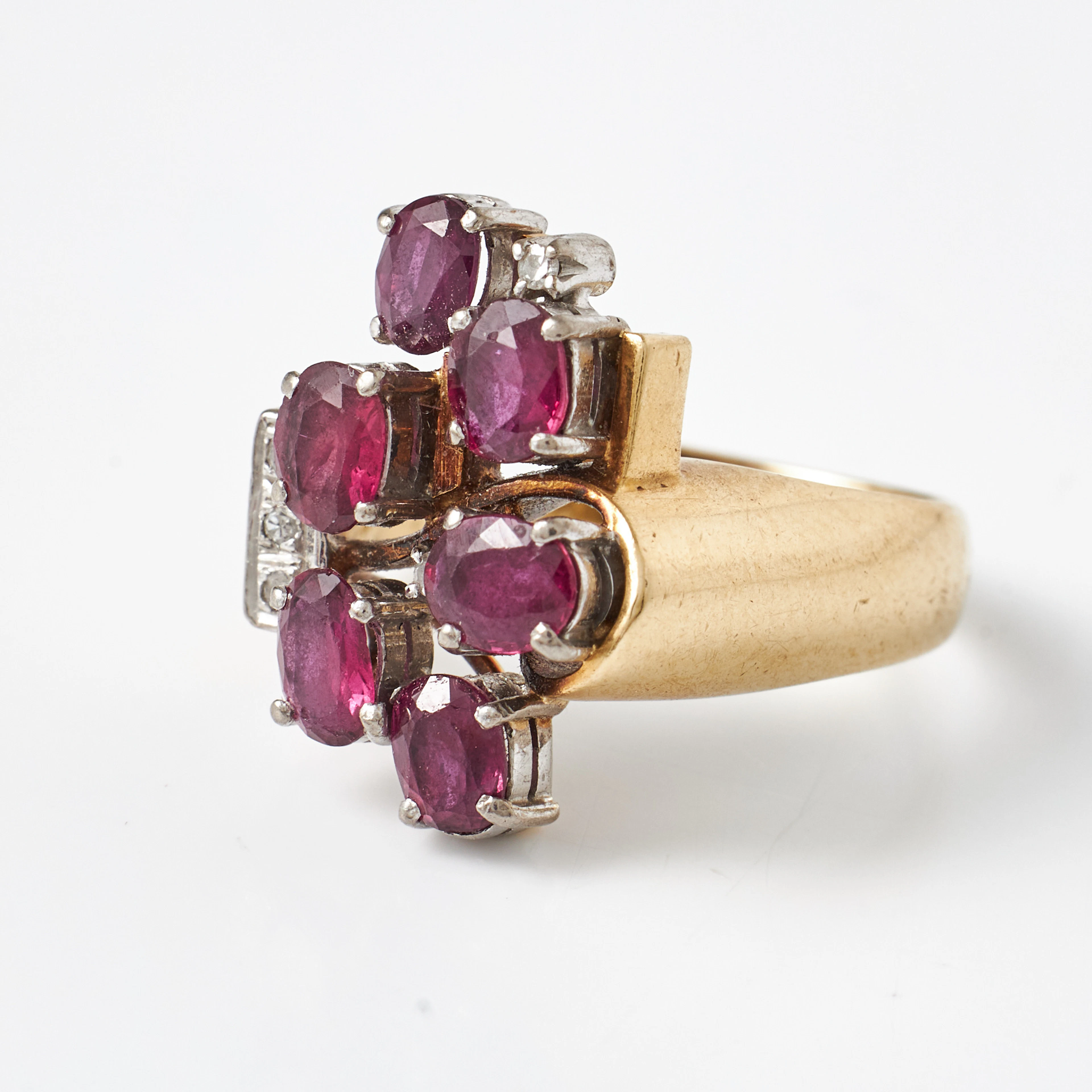 RING, 14 k guld, 6 ovala fasettslipade rubiner samt sidodekor av 3