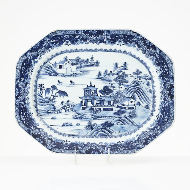 STEKFAT, porslin, Kina, Qianlong (1736-1795), oktogonal bräm, dekor