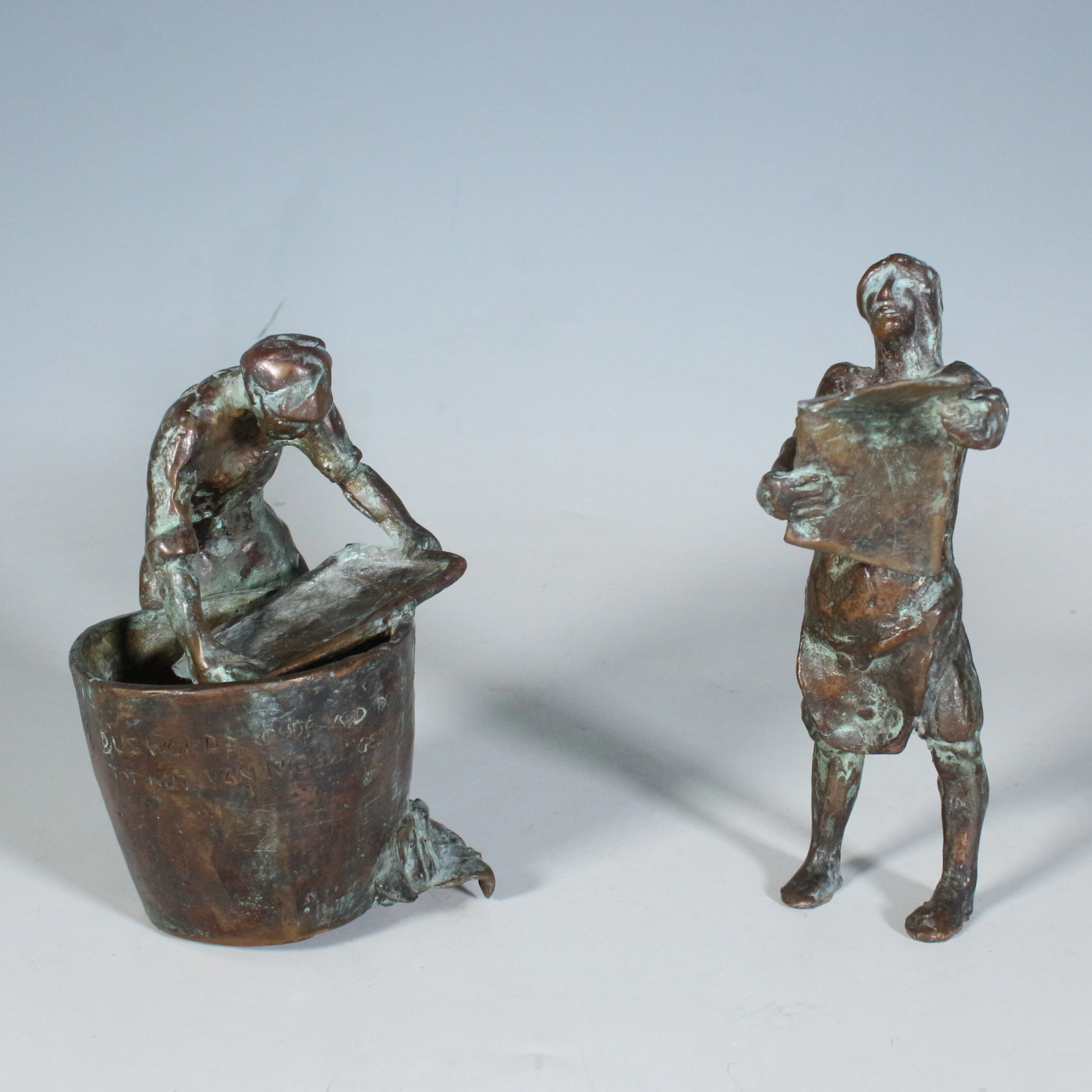 ALEXANDRA KONSTANTINOVNA (1980). Zwei Bronzeskulpturen, '' Papierschöpfer