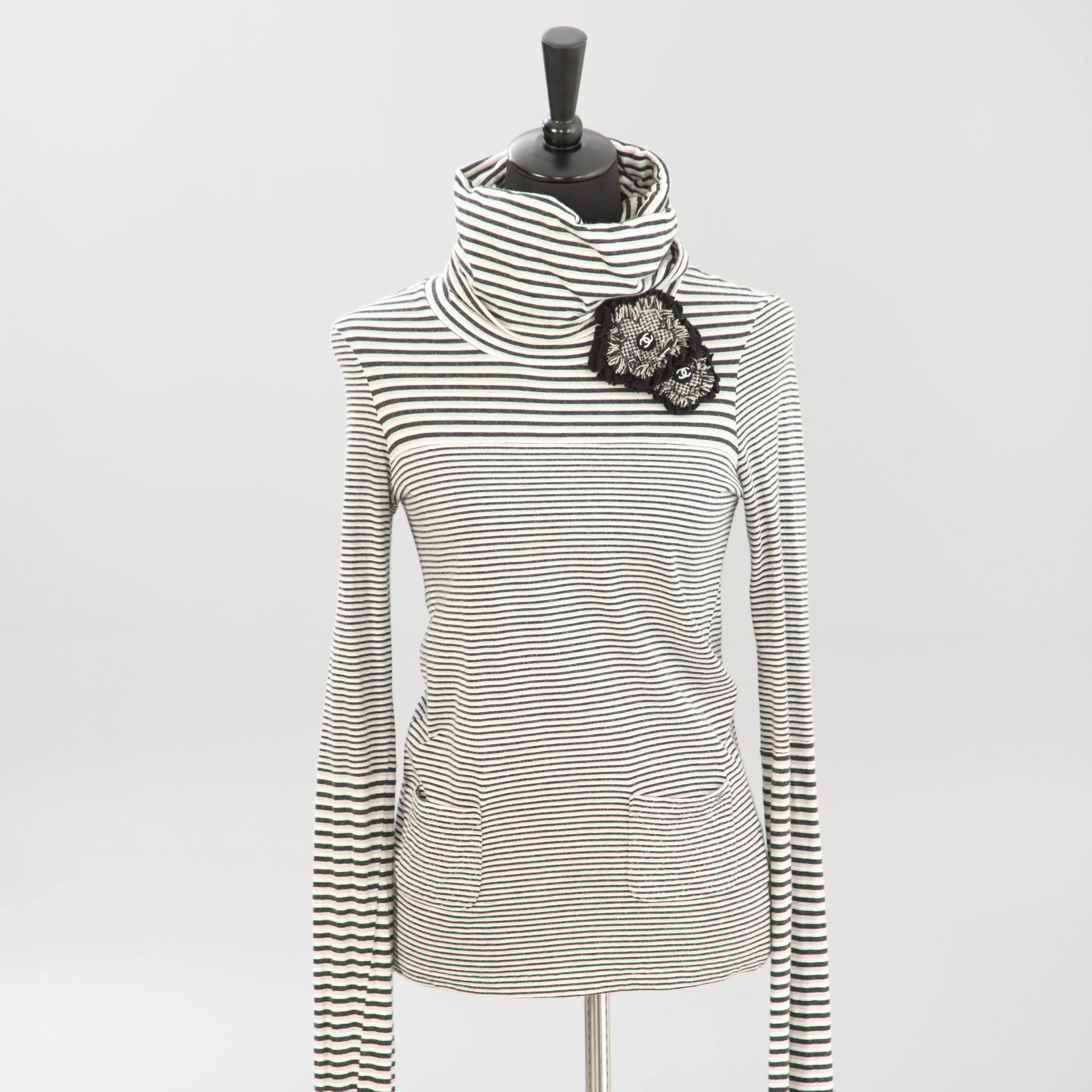 CHANEL. Oberteil mit überlangen Ärmeln und zwei Broschen, Pre-Fall 2005, FR 40.