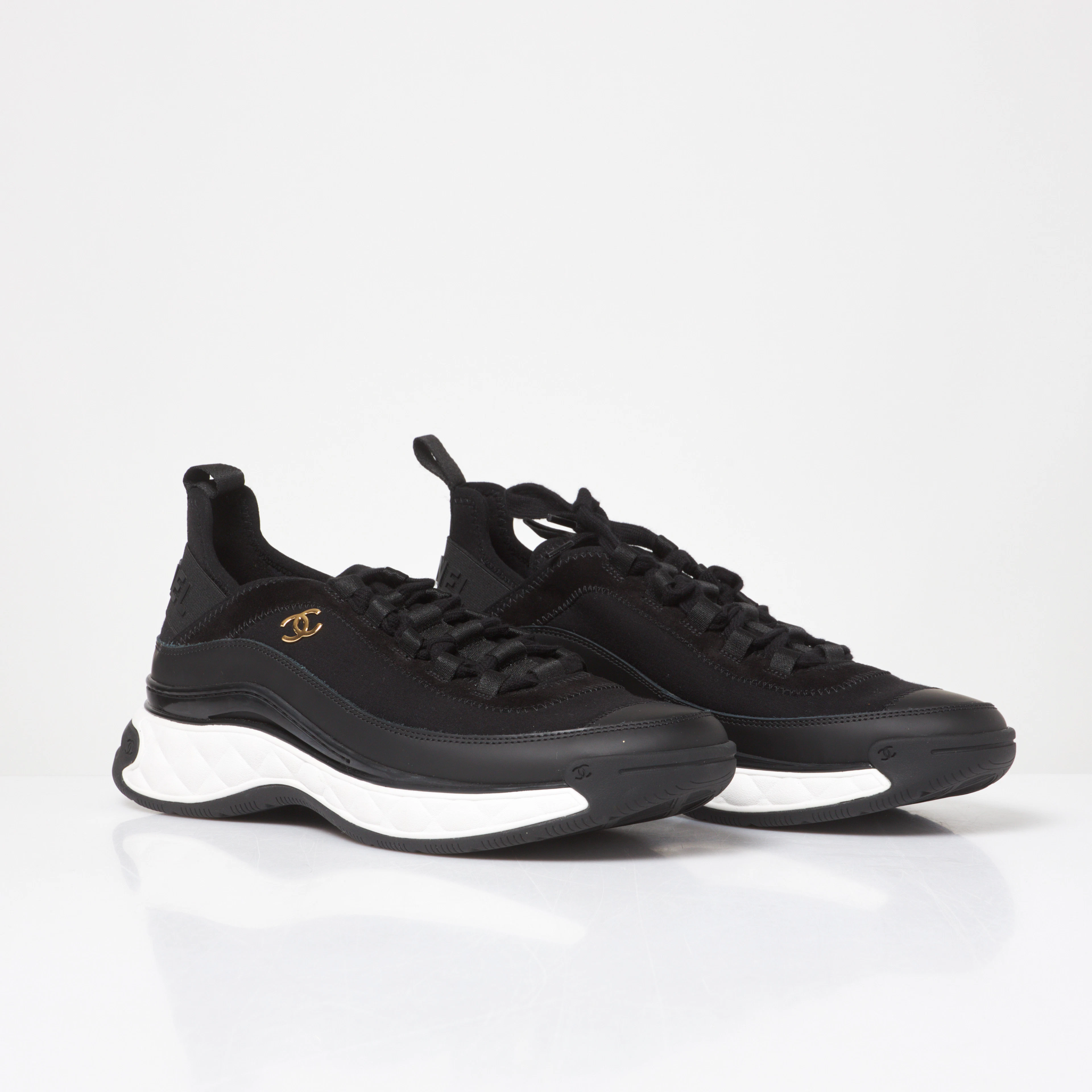 CHANEL. Sneakers, svart tyg och läder, storlek 41.