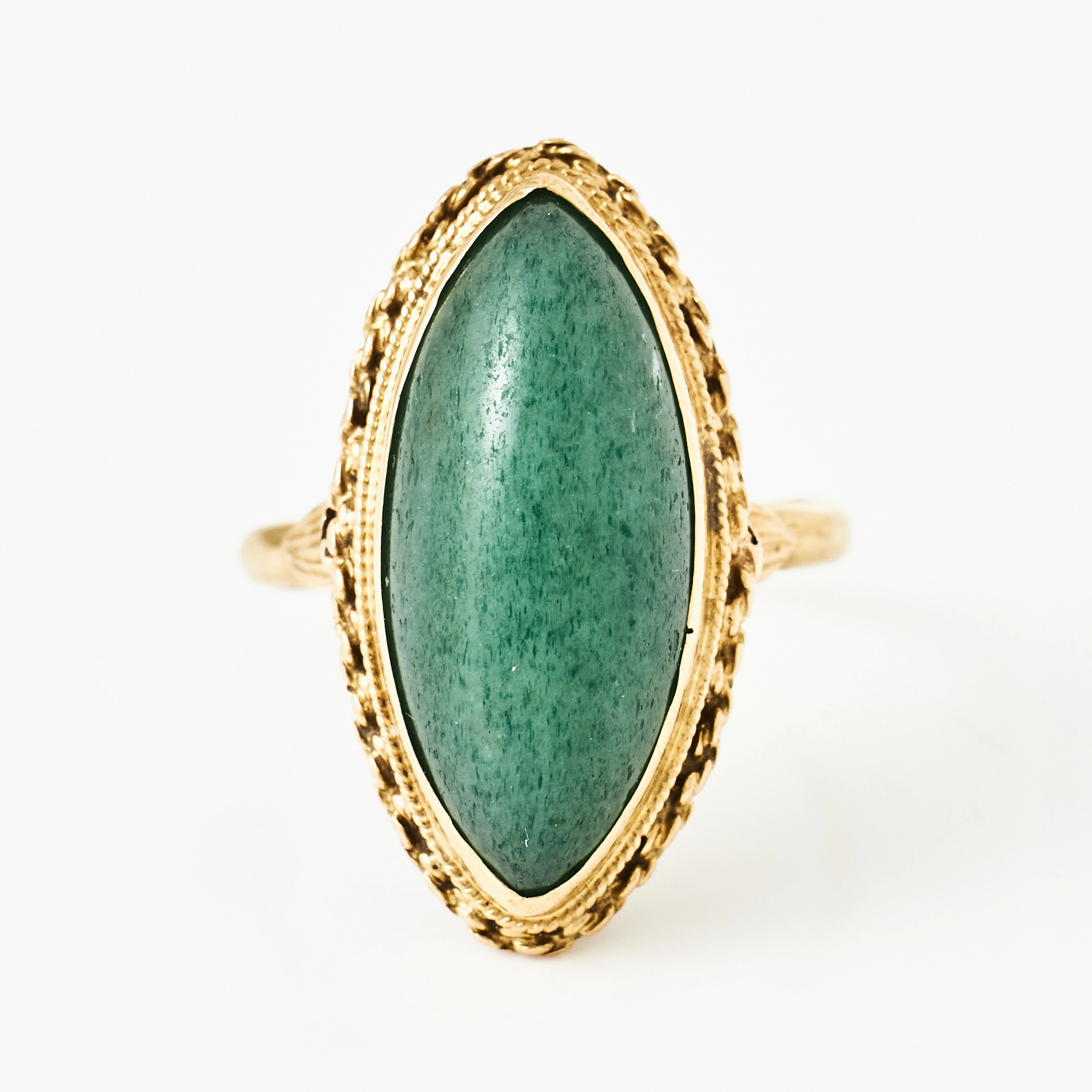 RING, 18 k guld, oval cabochonslipad aventurin, twist-and rope dekor.
