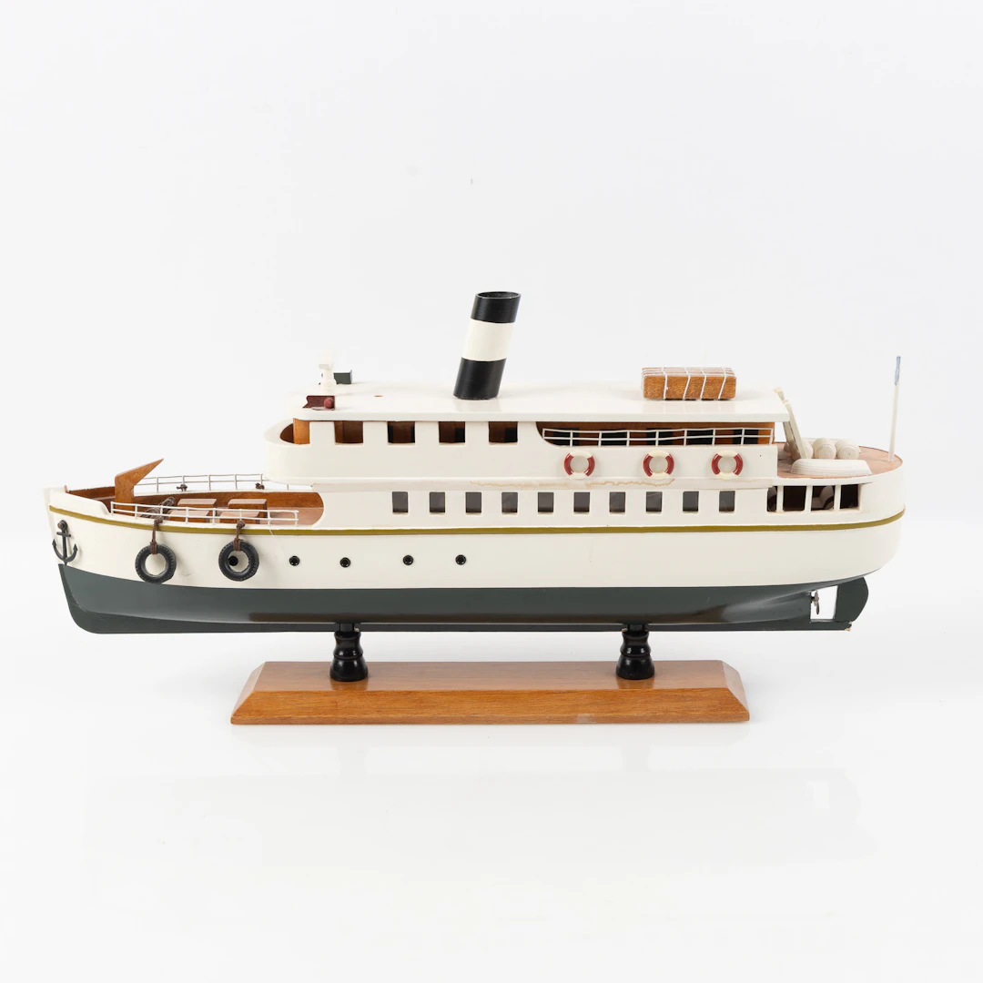 POND YACHT, ångfartyg, bemålat köl, 1900-talets andra hälft.