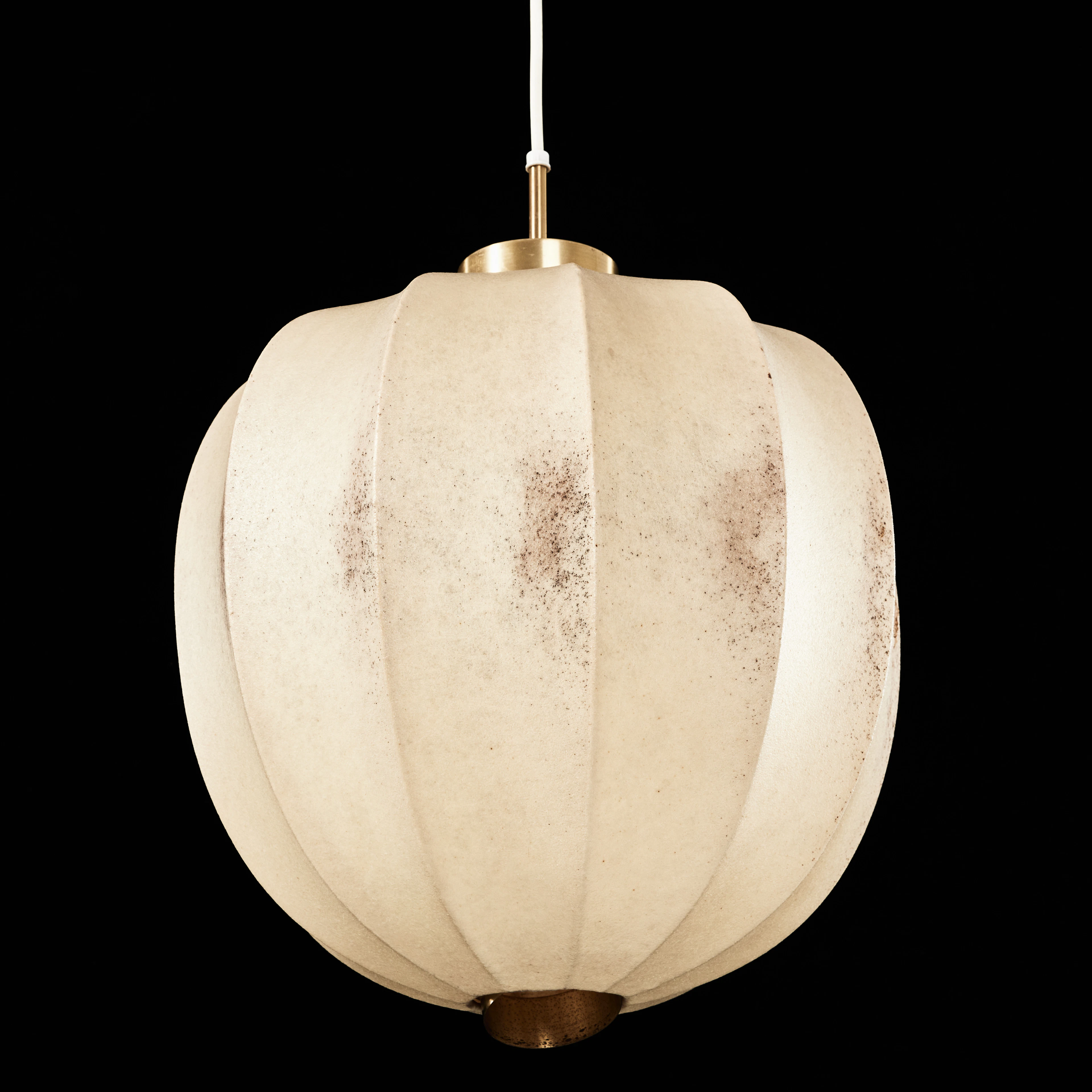 JOSEF FRANK. Taklampa, skärm i sprutplast, detaljer i mässing, Firma