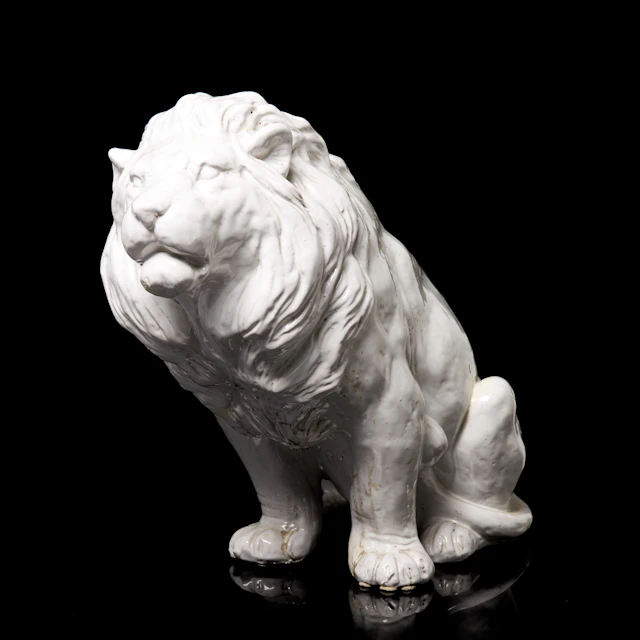 SKULPTUR. Lejon, glaserad keramik, 1900 talets mitt.