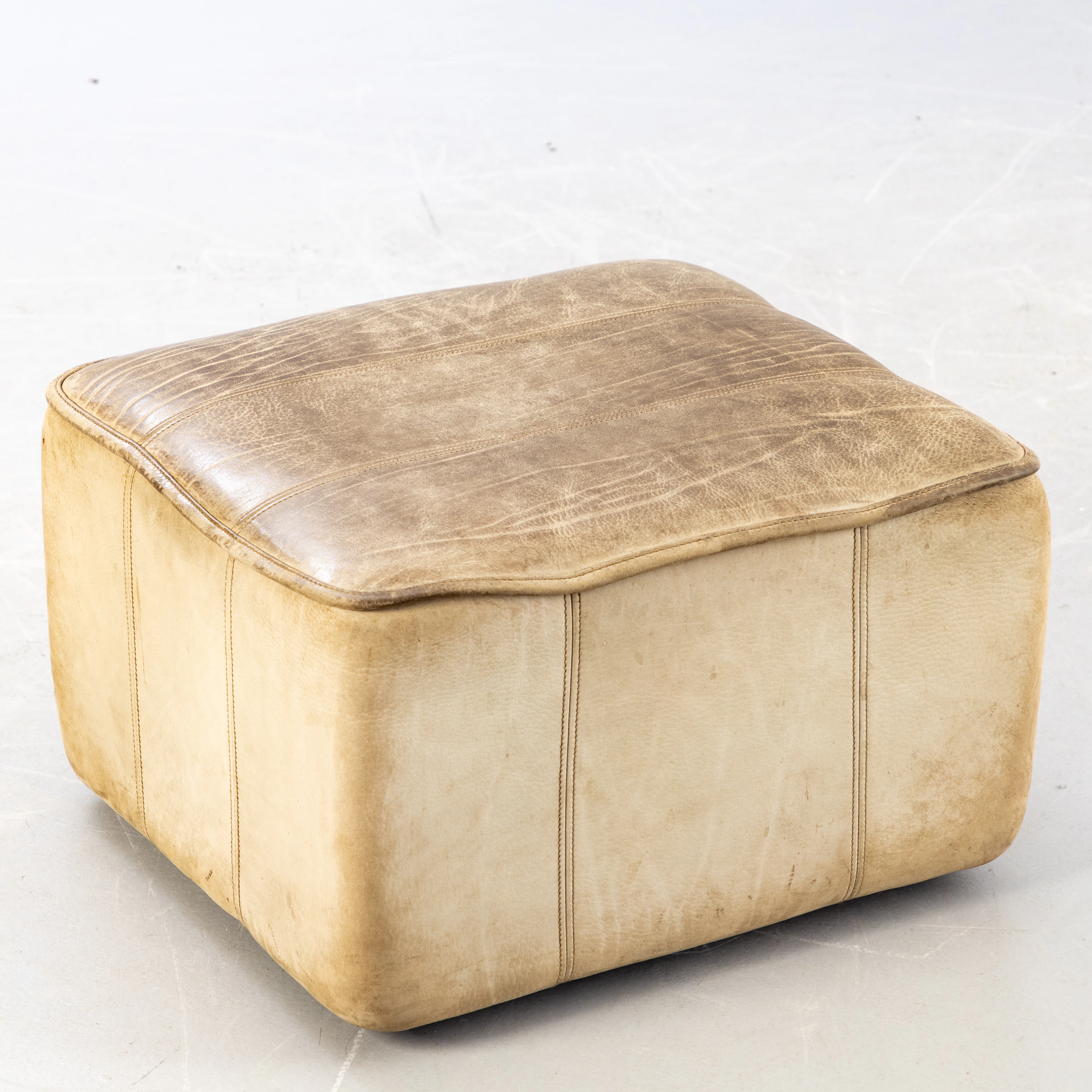DE SEDE. Hocker, Modell 'DS 44', Büffelleder, Schweiz, 1970er Jahre.