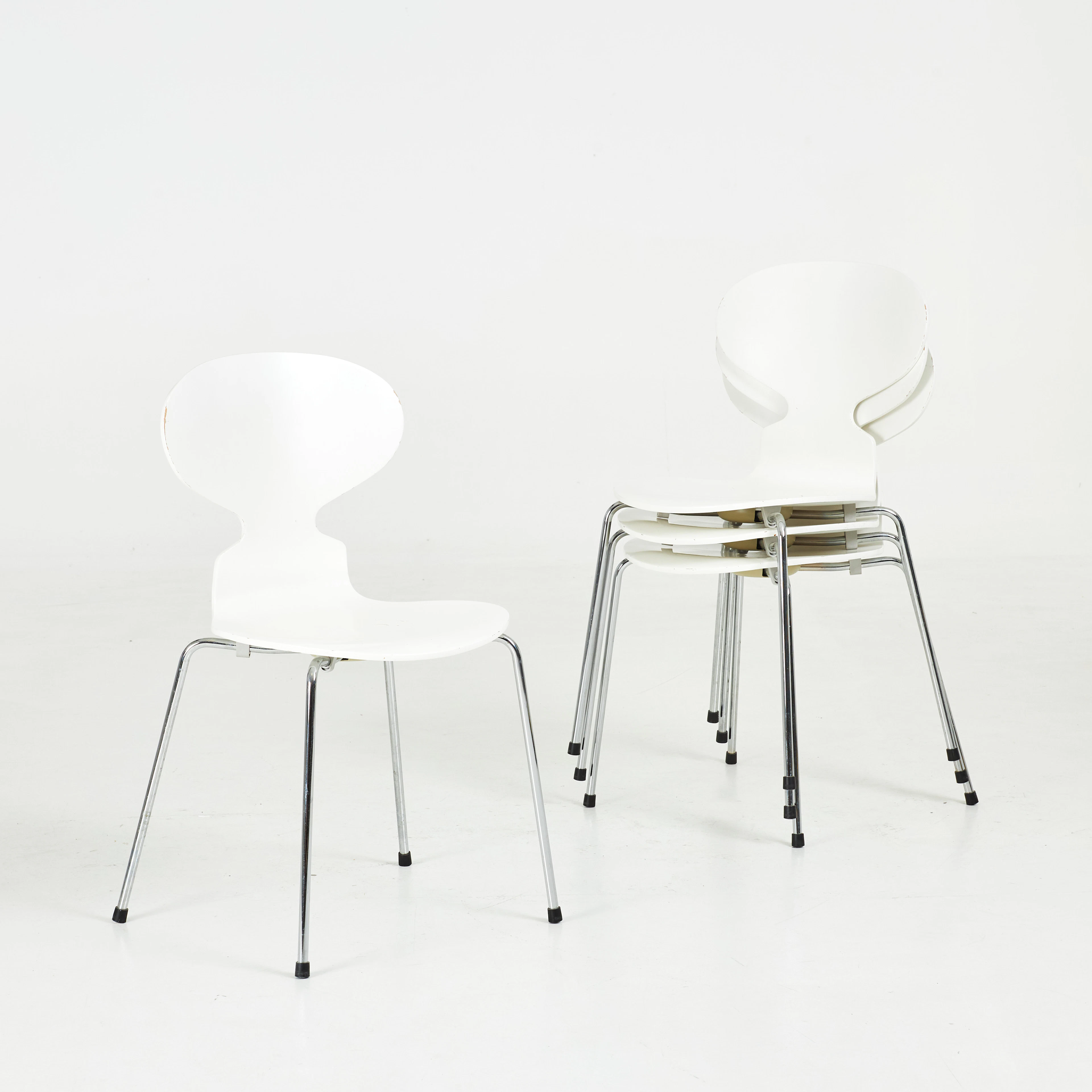 ARNE JACOBSEN. Stolar, 4 st, "Myran", 2001, för Fritz Hansen, vitlackerad