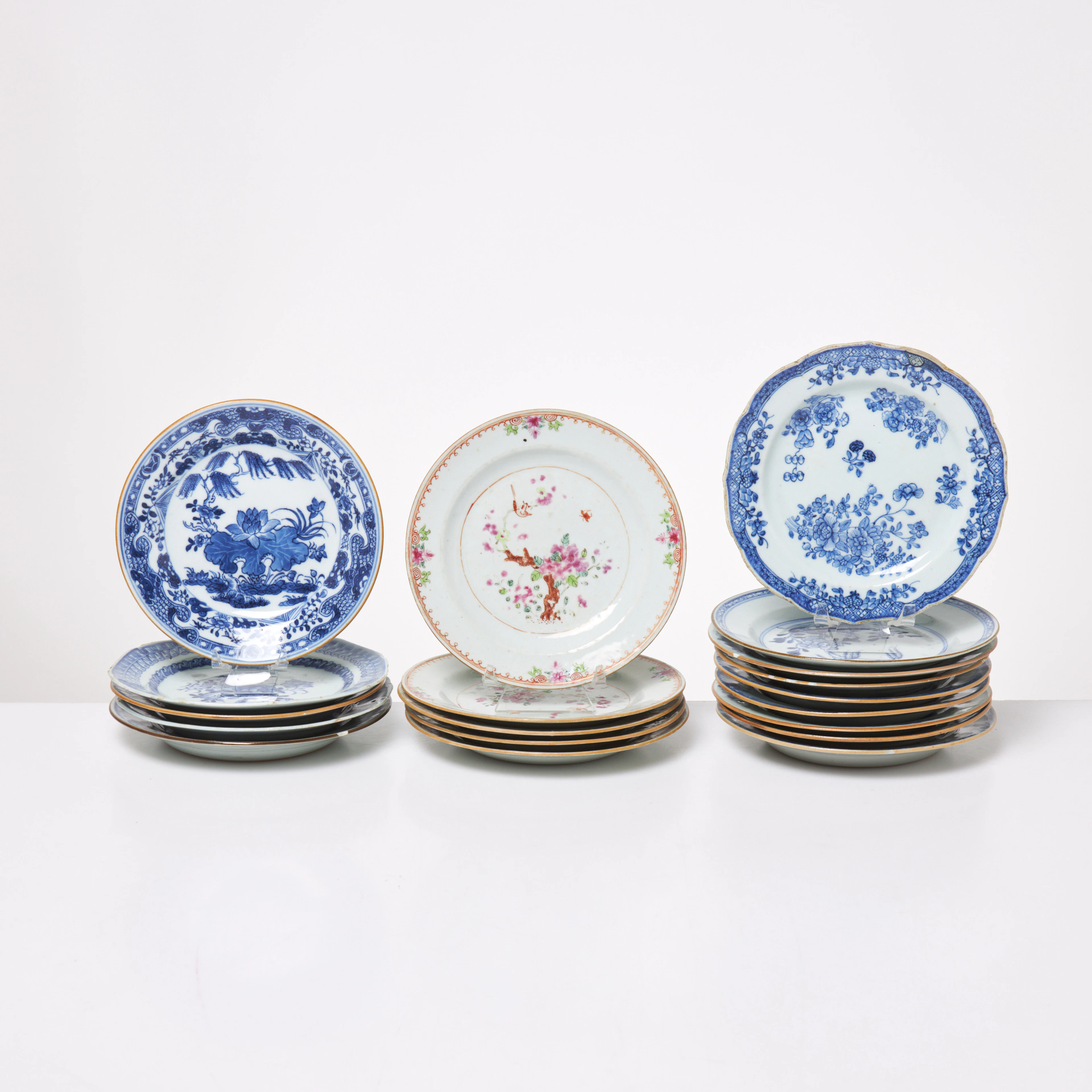 ASSIETTER. 18 st, Qianlong, underglasyrblått, famille rose, porslin.