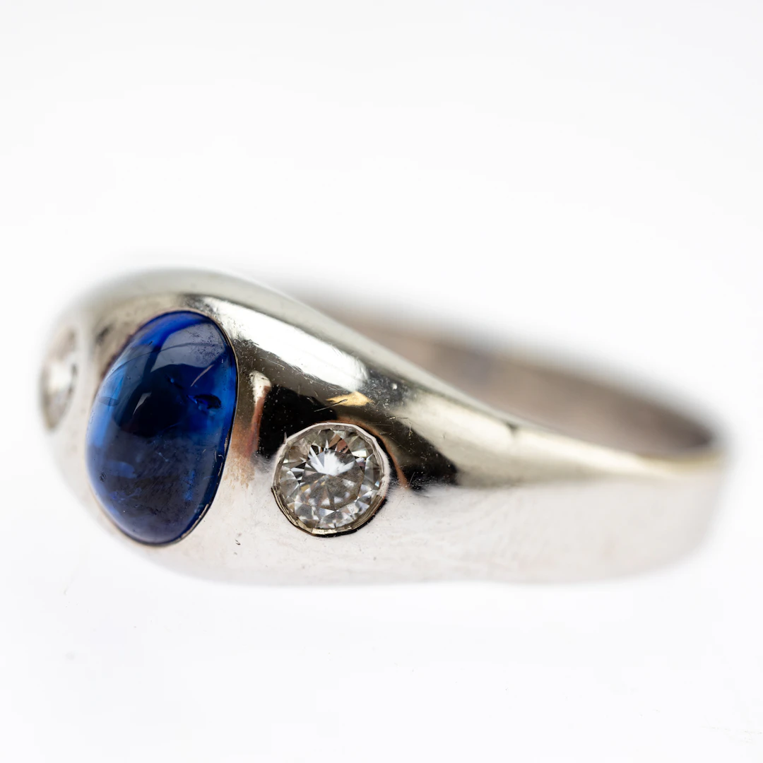 Ring mit Saphir und 2 Diamanten.