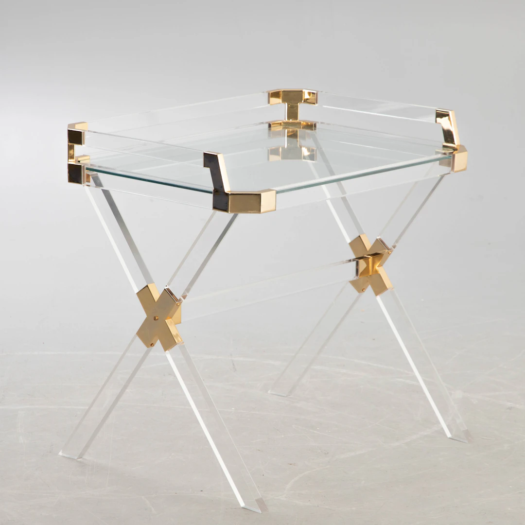 Acryl-Tisch mit Metallmontagen in Gold.