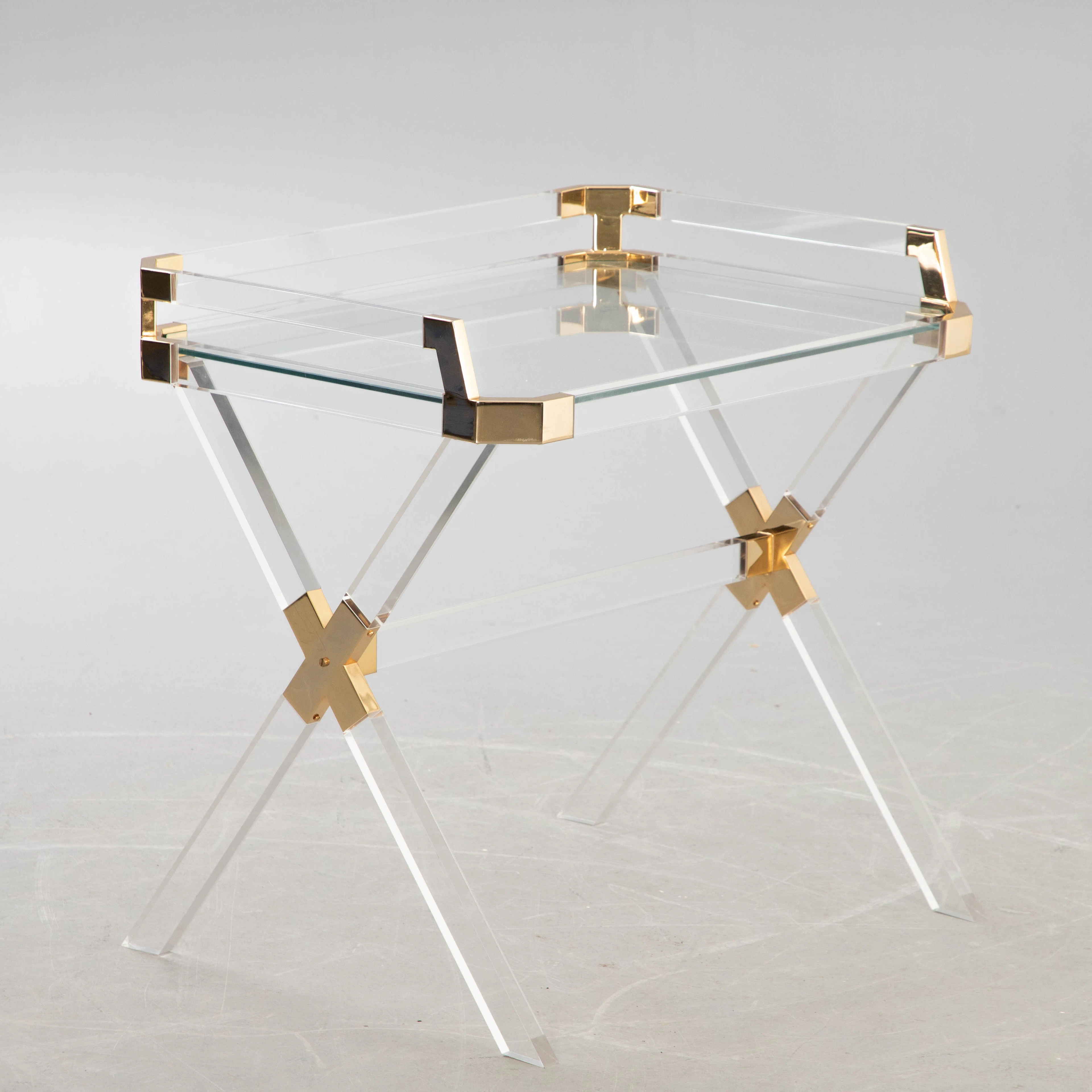 Acryl-Tisch mit Metallmontagen in Gold.