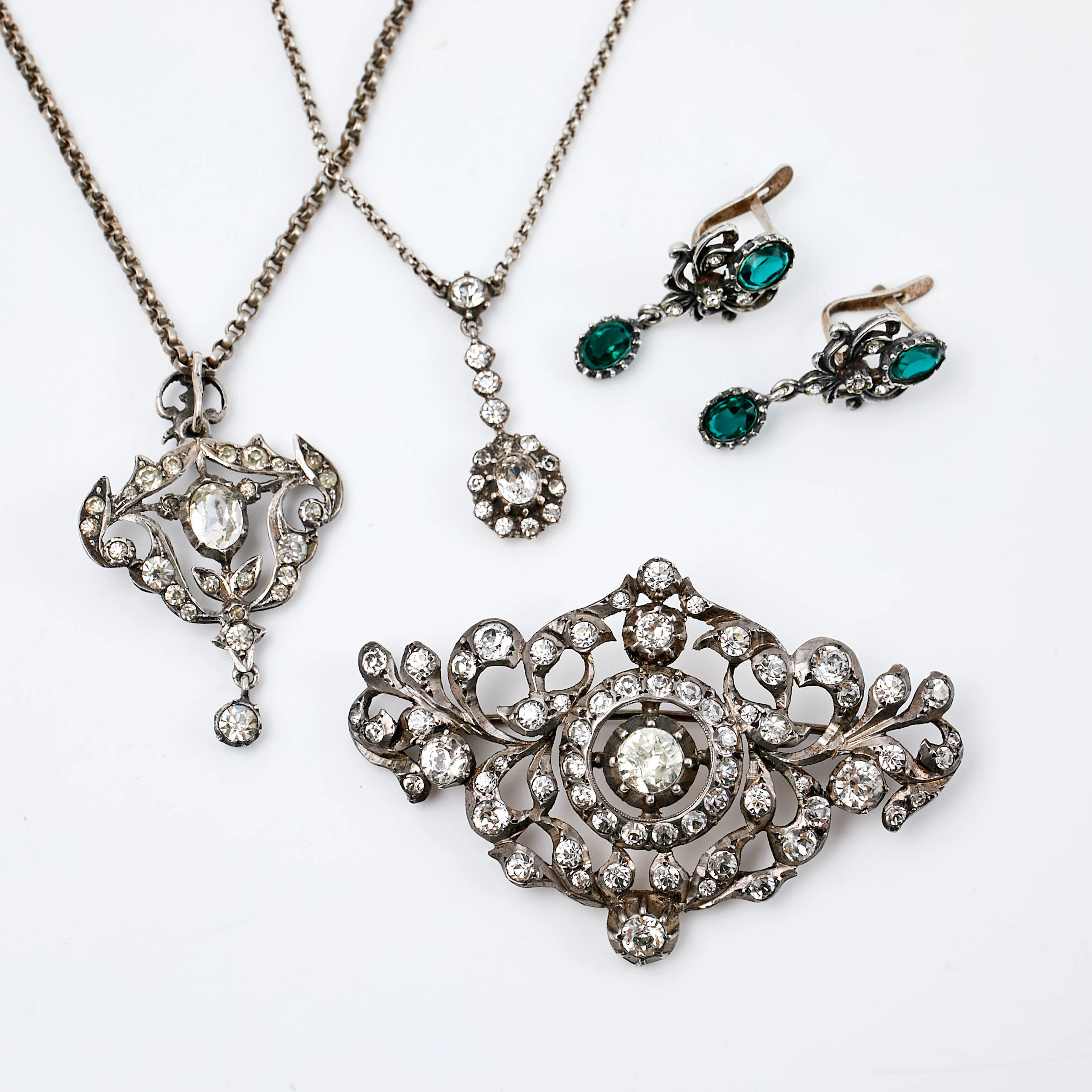 BROSCH, HALSBAND, 2 st, ÖRHÄNGEN, 1 par, silver samt strass, tidigt