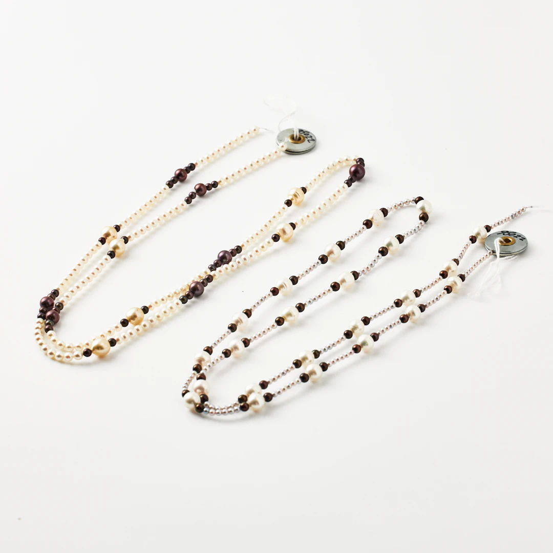 COLLIER, 2 st., odlade sötvattenspärlor ca 2,3-7 mm, olika färger