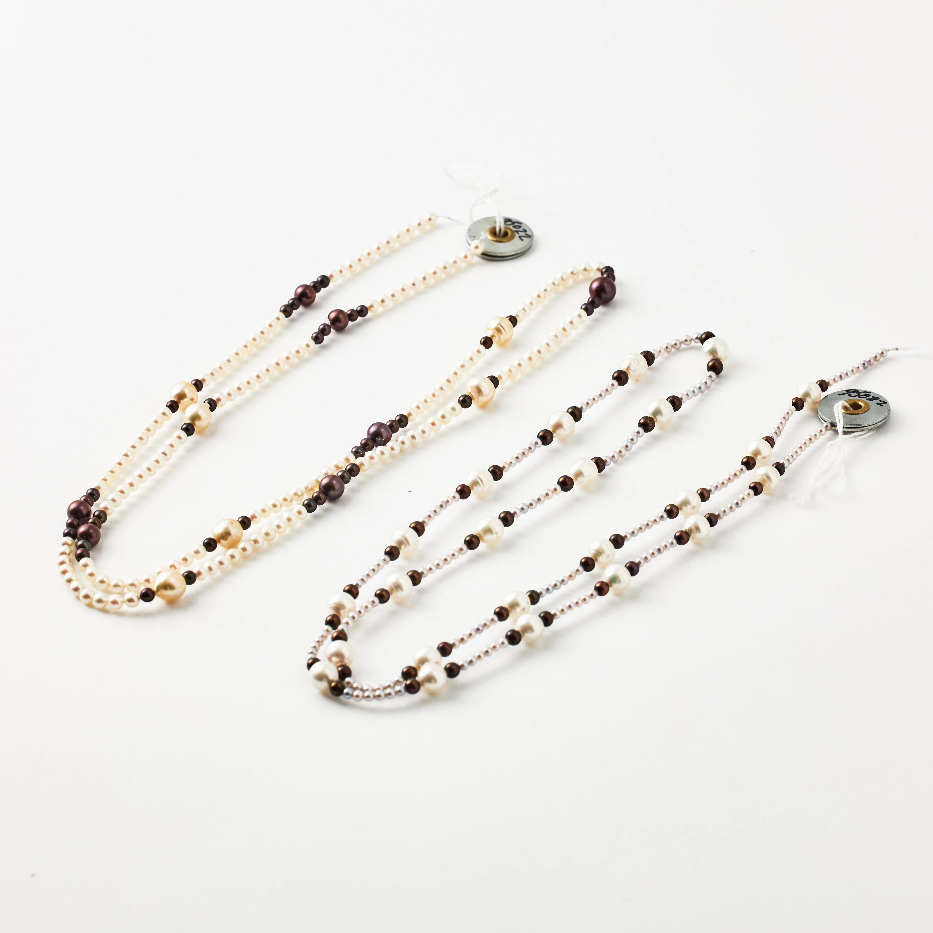 COLLIER, 2 st., odlade sötvattenspärlor ca 2,3-7 mm, olika färger