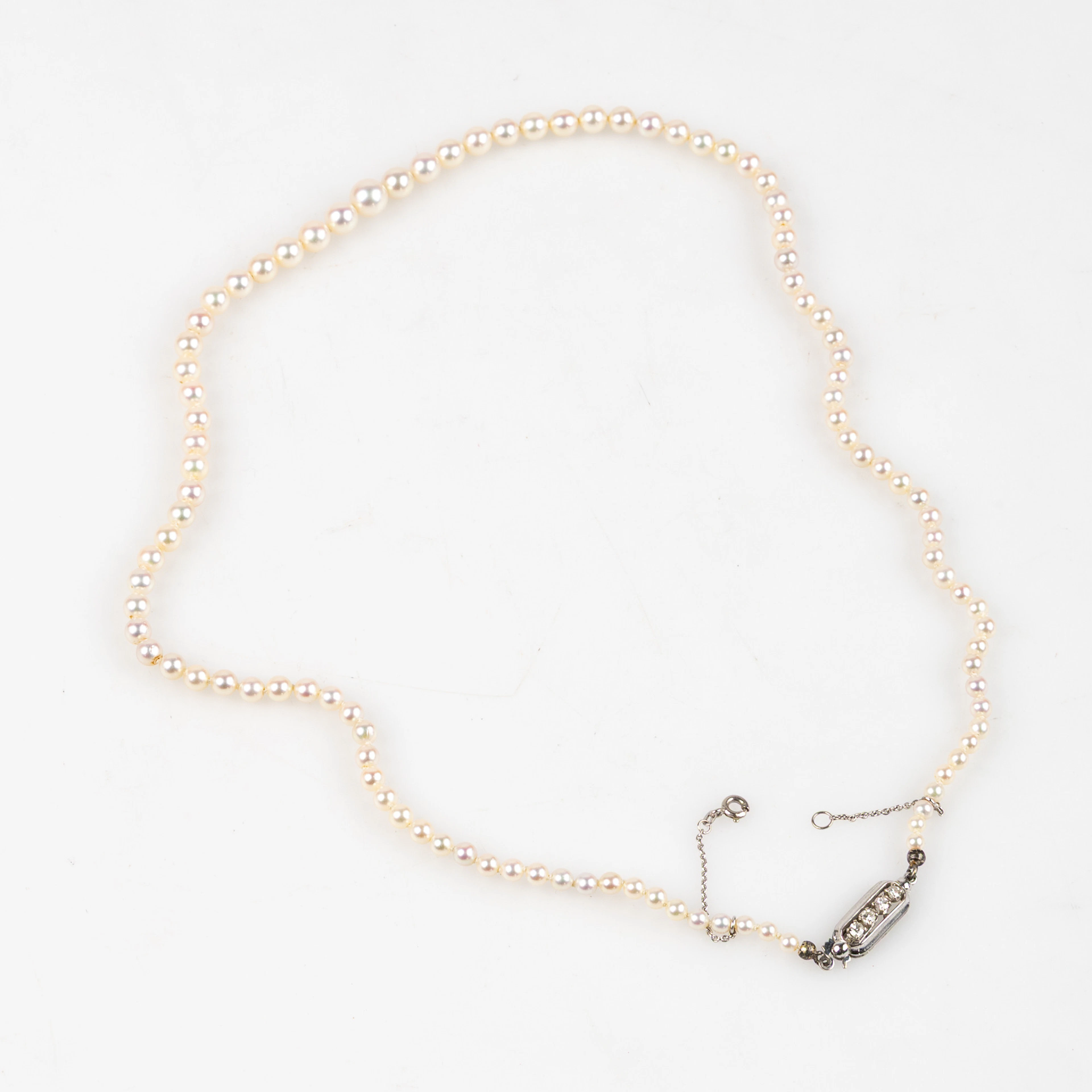 PÄRLCOLLIER, lås i 18K vitguld med 4 st diamanter.