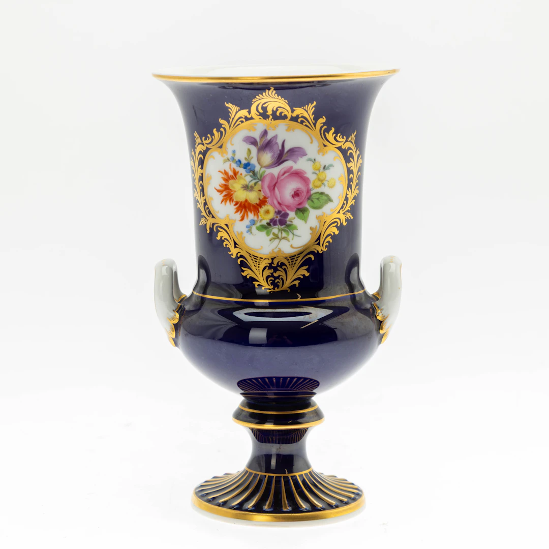 MEISSEN. Kratervase mit kobaltblauen Fond und Blumenmalerei, nach 1945.