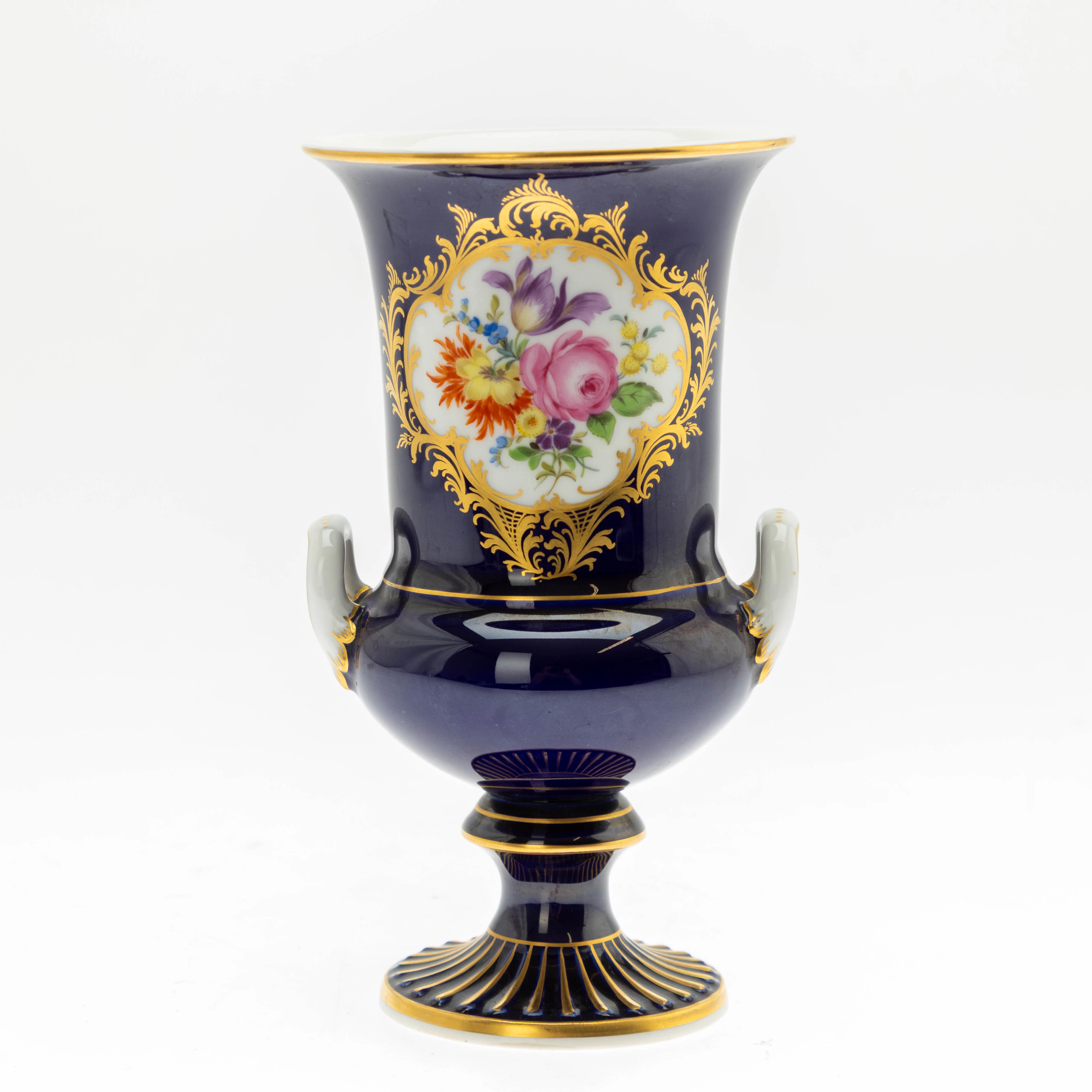 MEISSEN. Kratervase mit kobaltblauen Fond und Blumenmalerei, nach 1945.