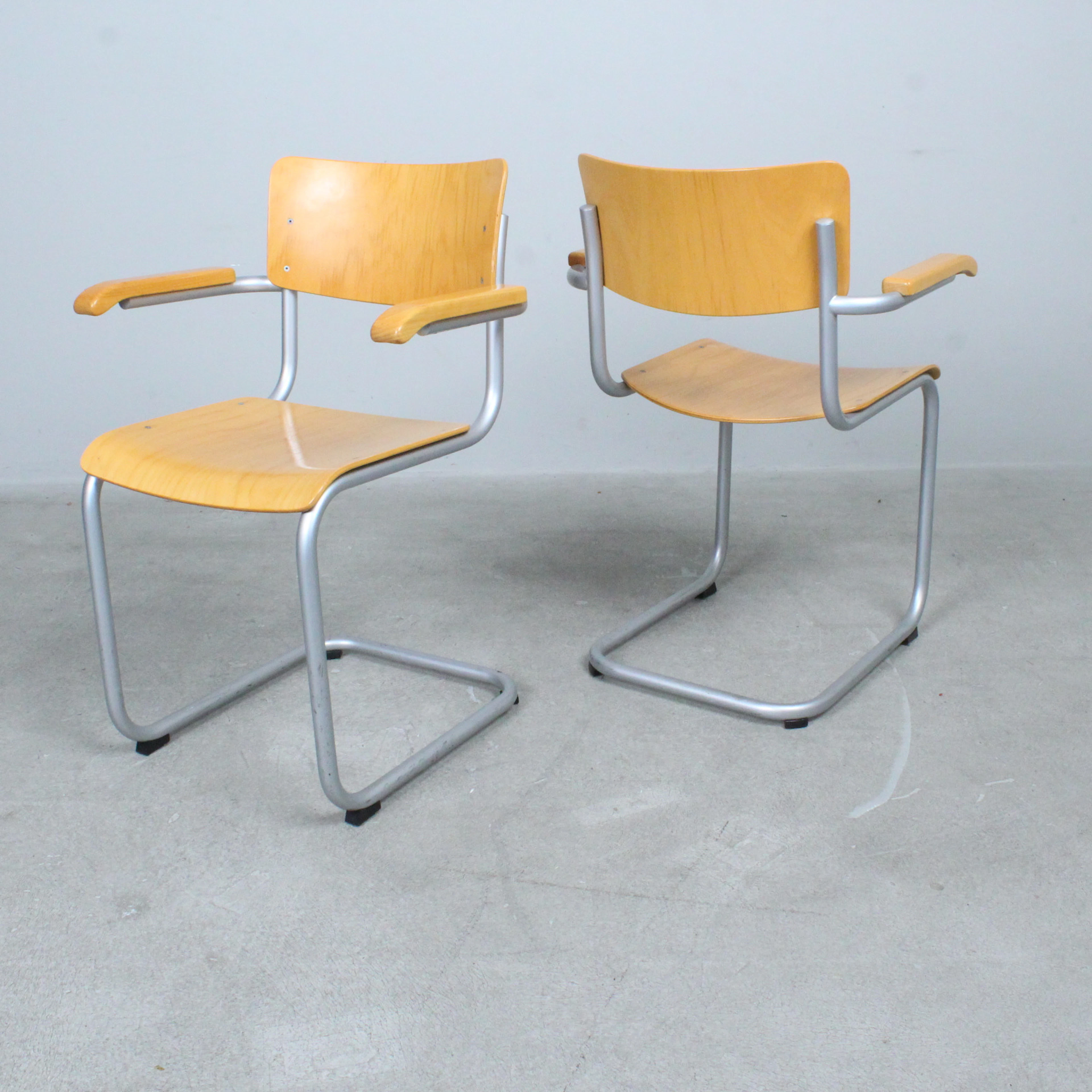 MART STAM. für Thonet, Zwei Freischwinger / Armlehnstühle, Modell