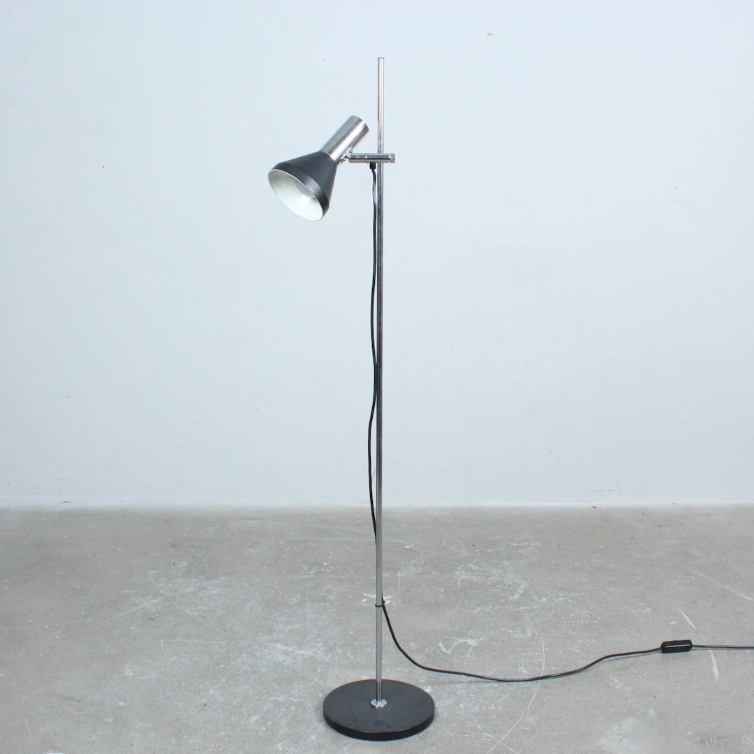 Verstellbare Mid-Century Stehlampe aus verchromtem Stahl von Gepo