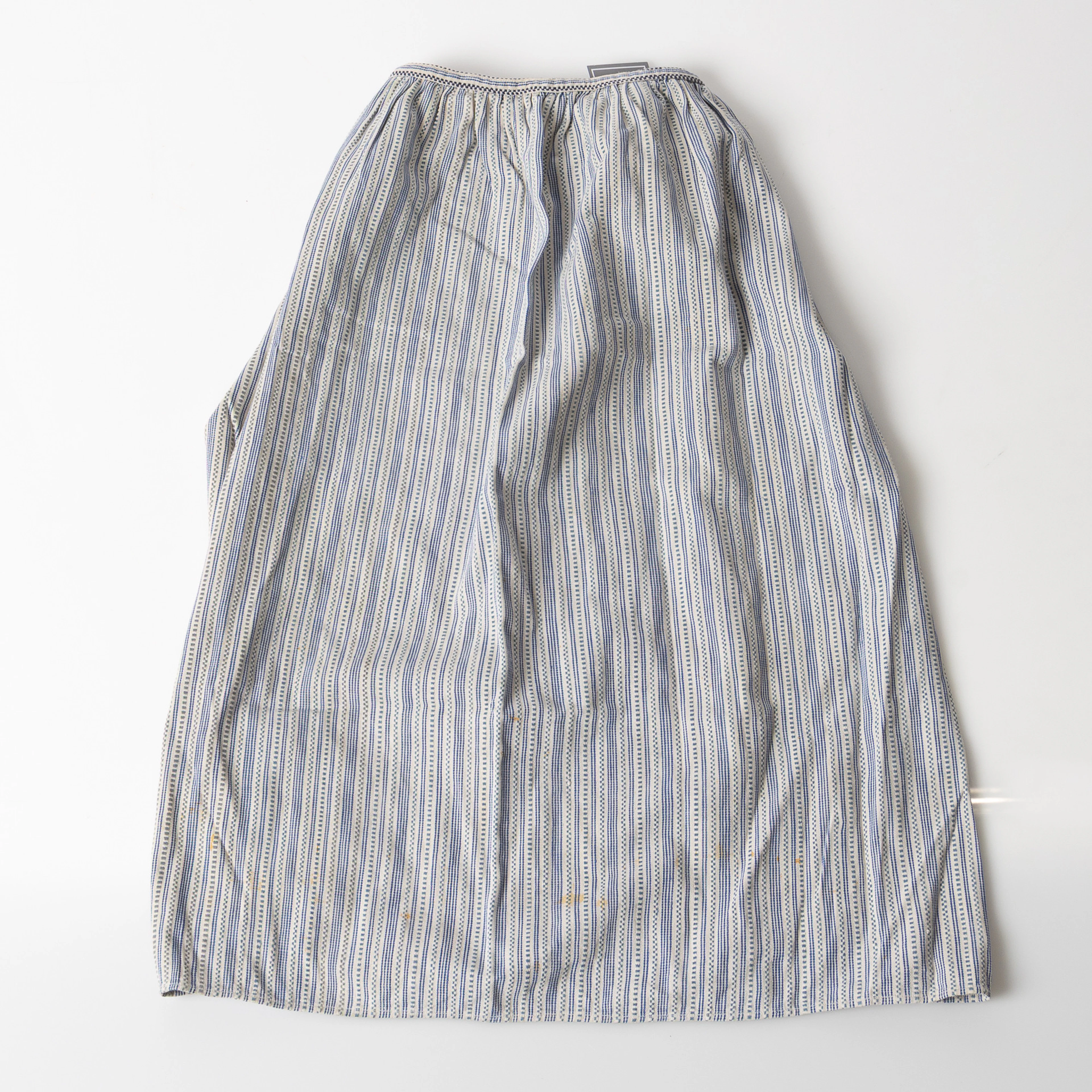 FÖRKLÄDEN, 2 stycken, till folkdräkt / häradsdräkt, 1900-talets första hälft.