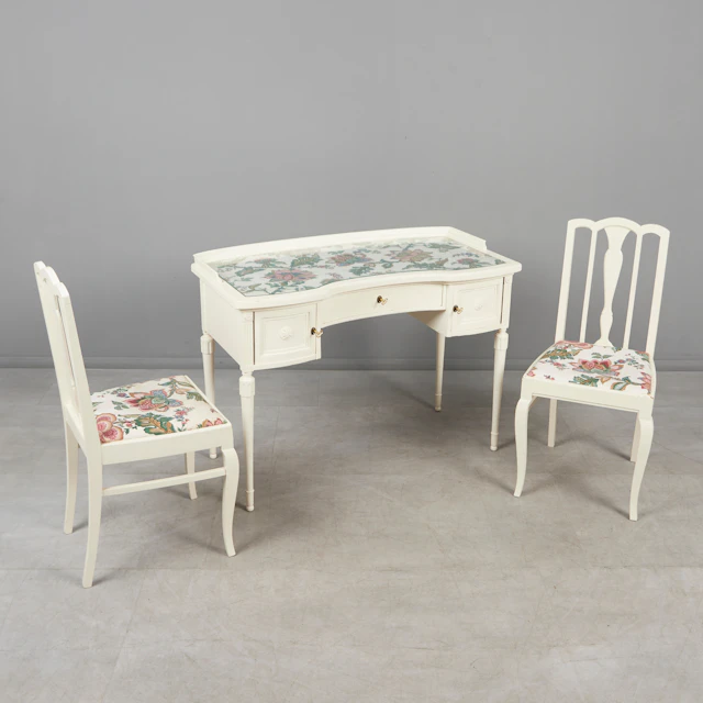 SET Schreibtisch mit zwei Stühlen, Holz, Textil, 20. Jahrhundert. (3).